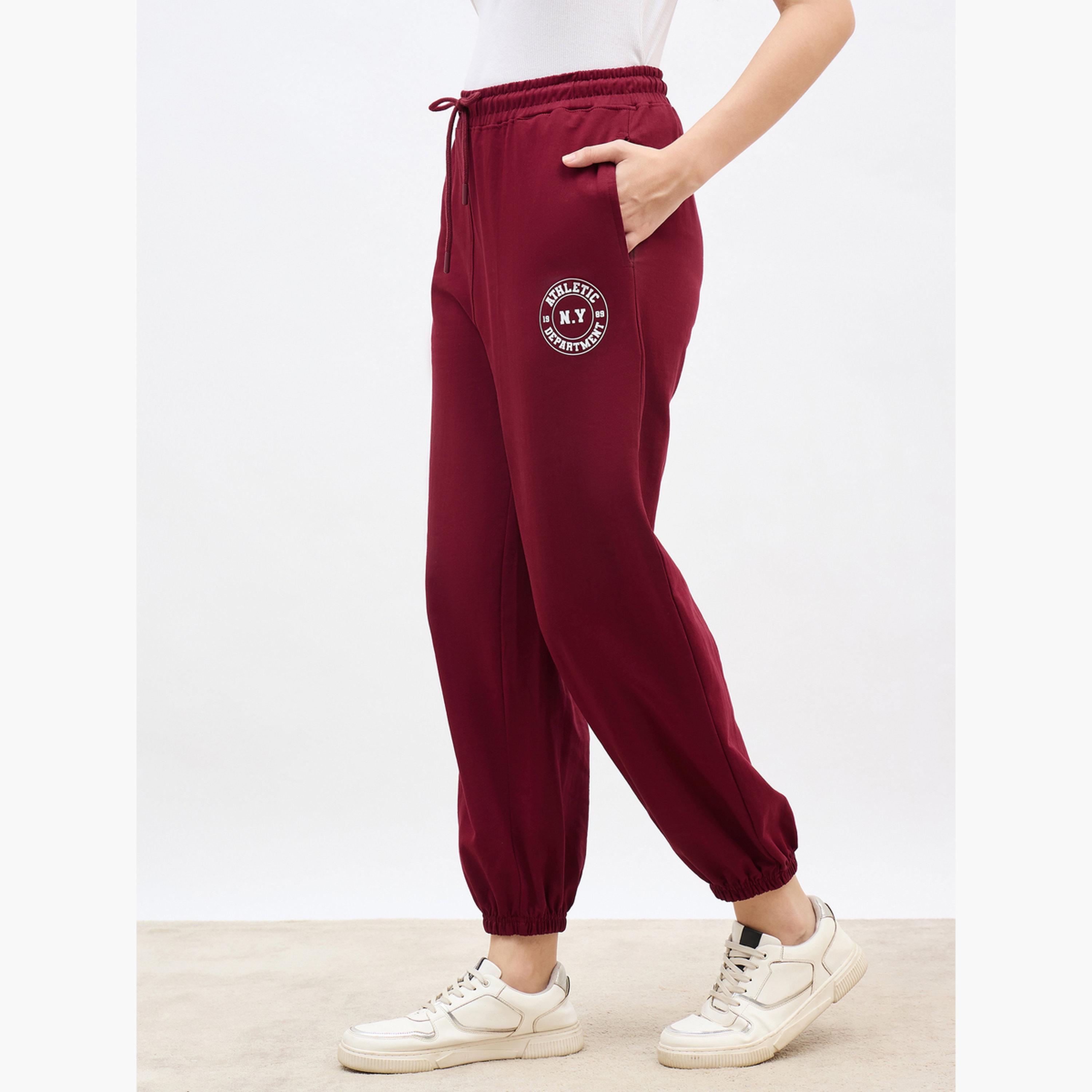 ستايلي - بنطال رياضي برغندي مدبب بطبعة جرافيكية-women-clothing-bottoms-joggers-image-3