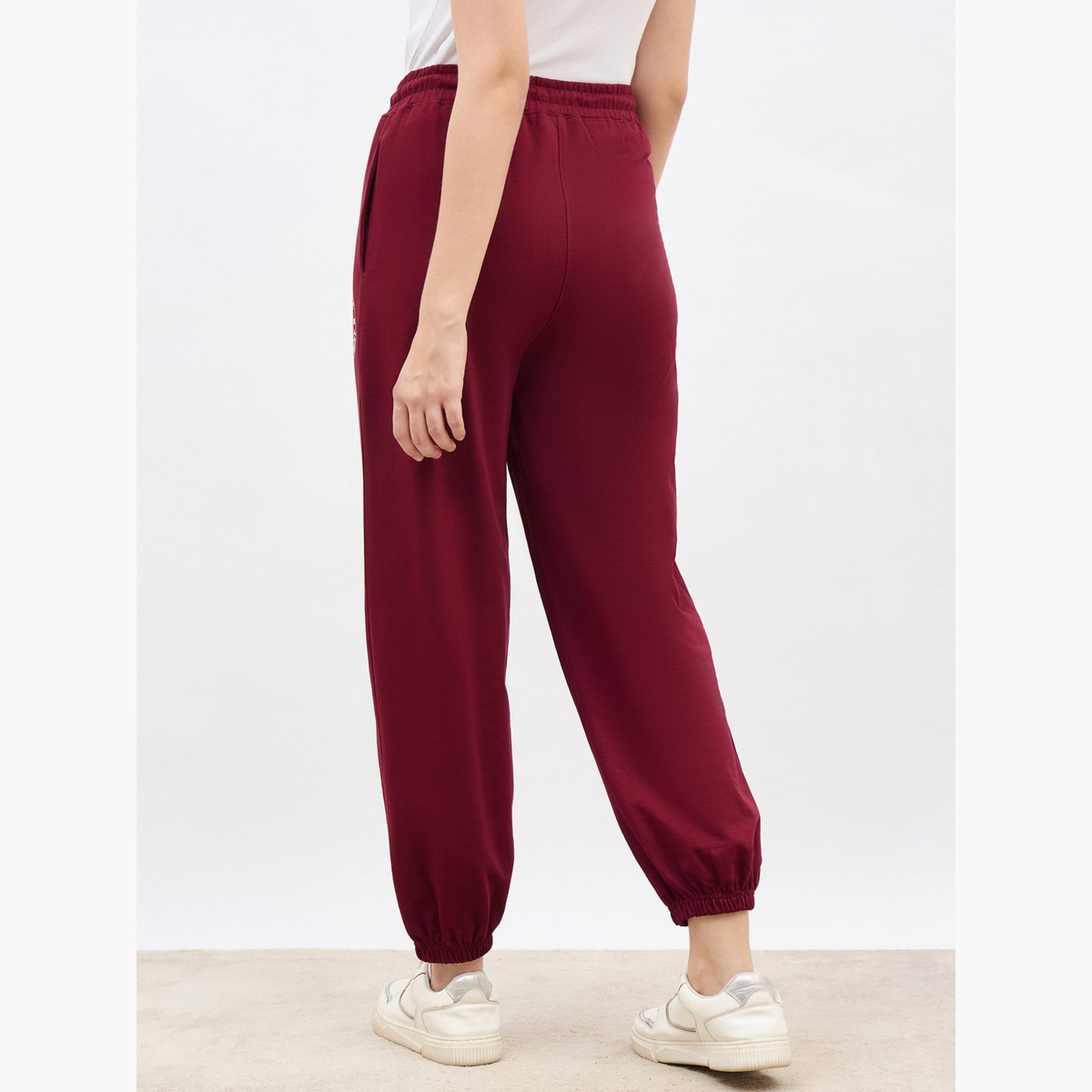 ستايلي - بنطال رياضي برغندي مدبب بطبعة جرافيكية-women-clothing-bottoms-joggers-image-4