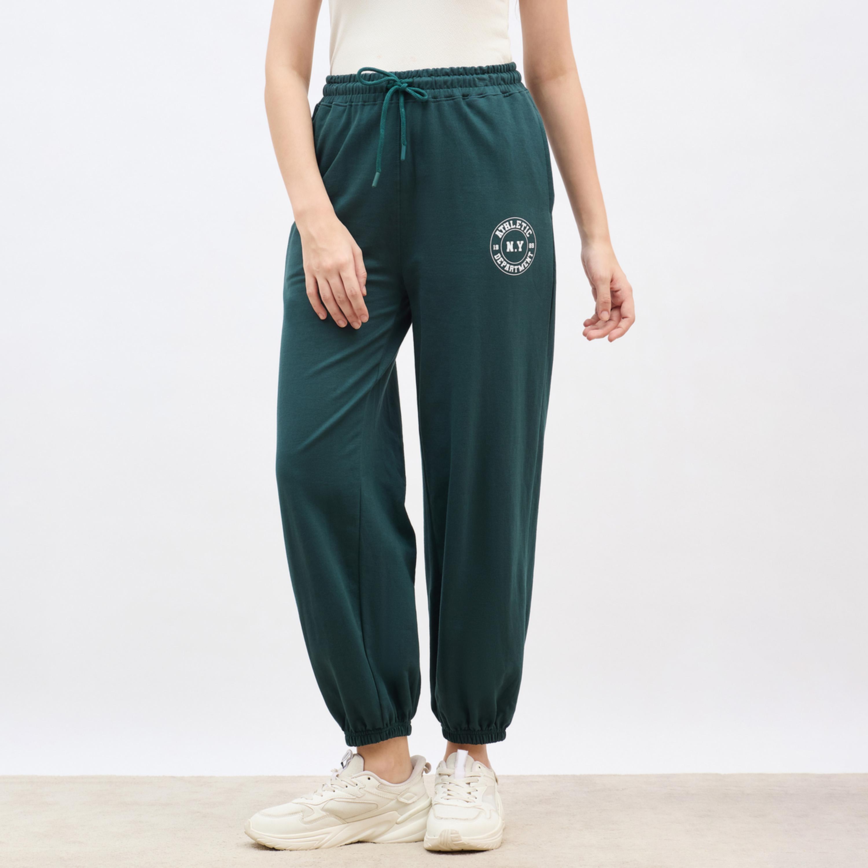 ستايلي - بنطال رياضي أخضر مدبب بطبعة جرافيكية-women-clothing-bottoms-joggers-image-1