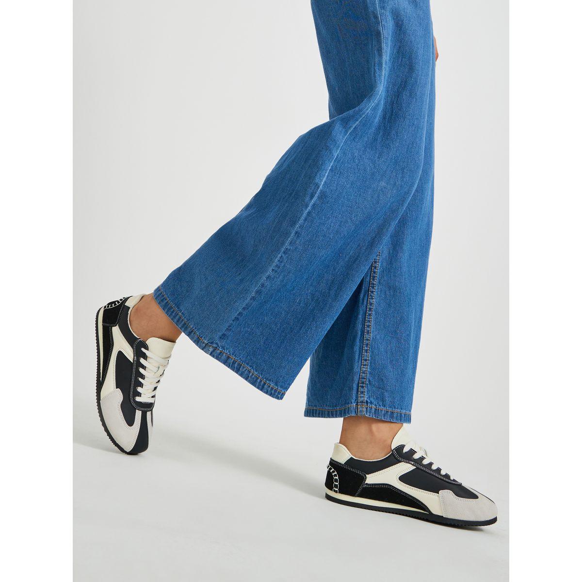 حذاء سنيكرز بنمط كتل الالوان ورباط غلق-women-shoes-sneakers-image-1