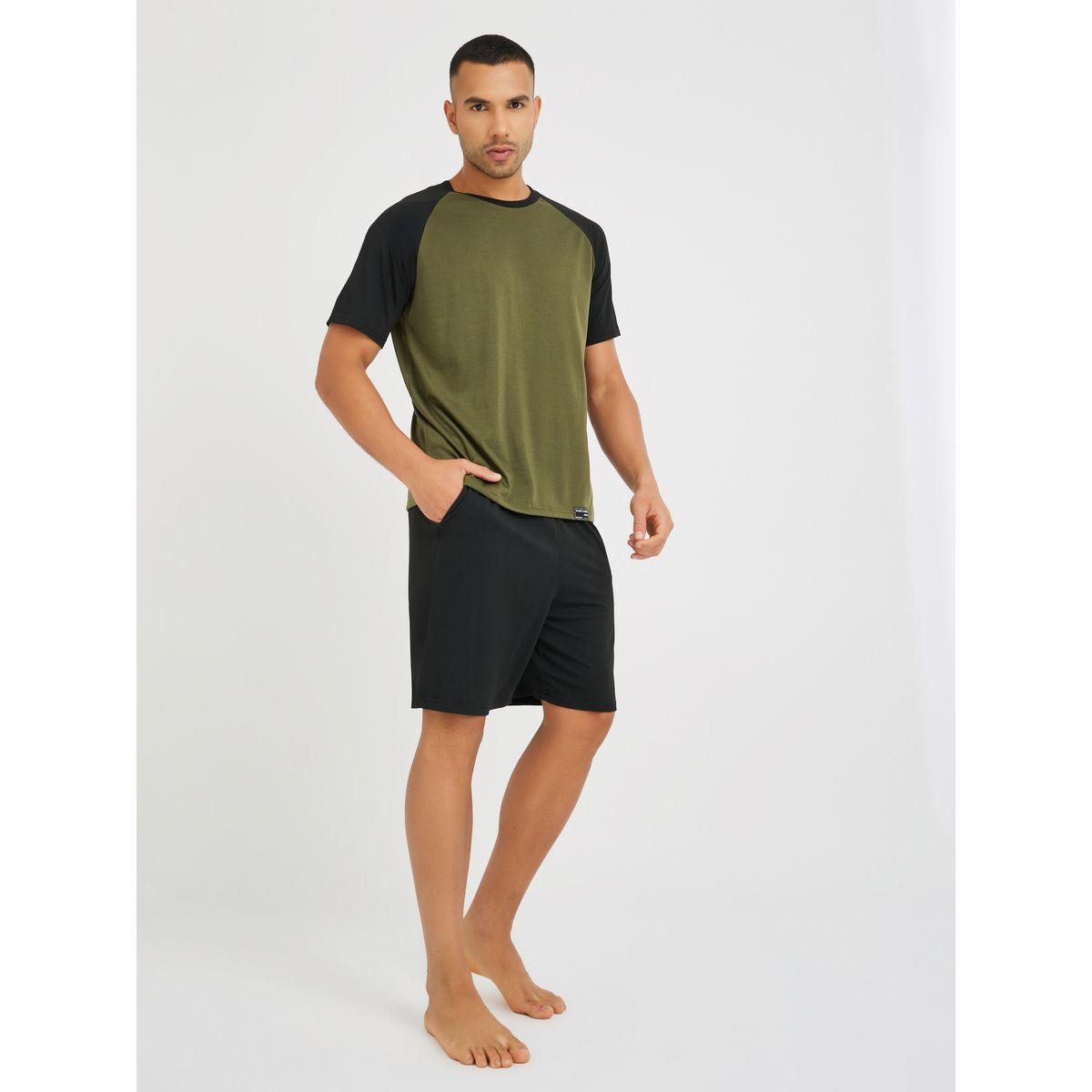 طقم بيجاما من شورت وتيشيرت بأكمام ريجلان-men-clothing-nightwear-sets-image-2