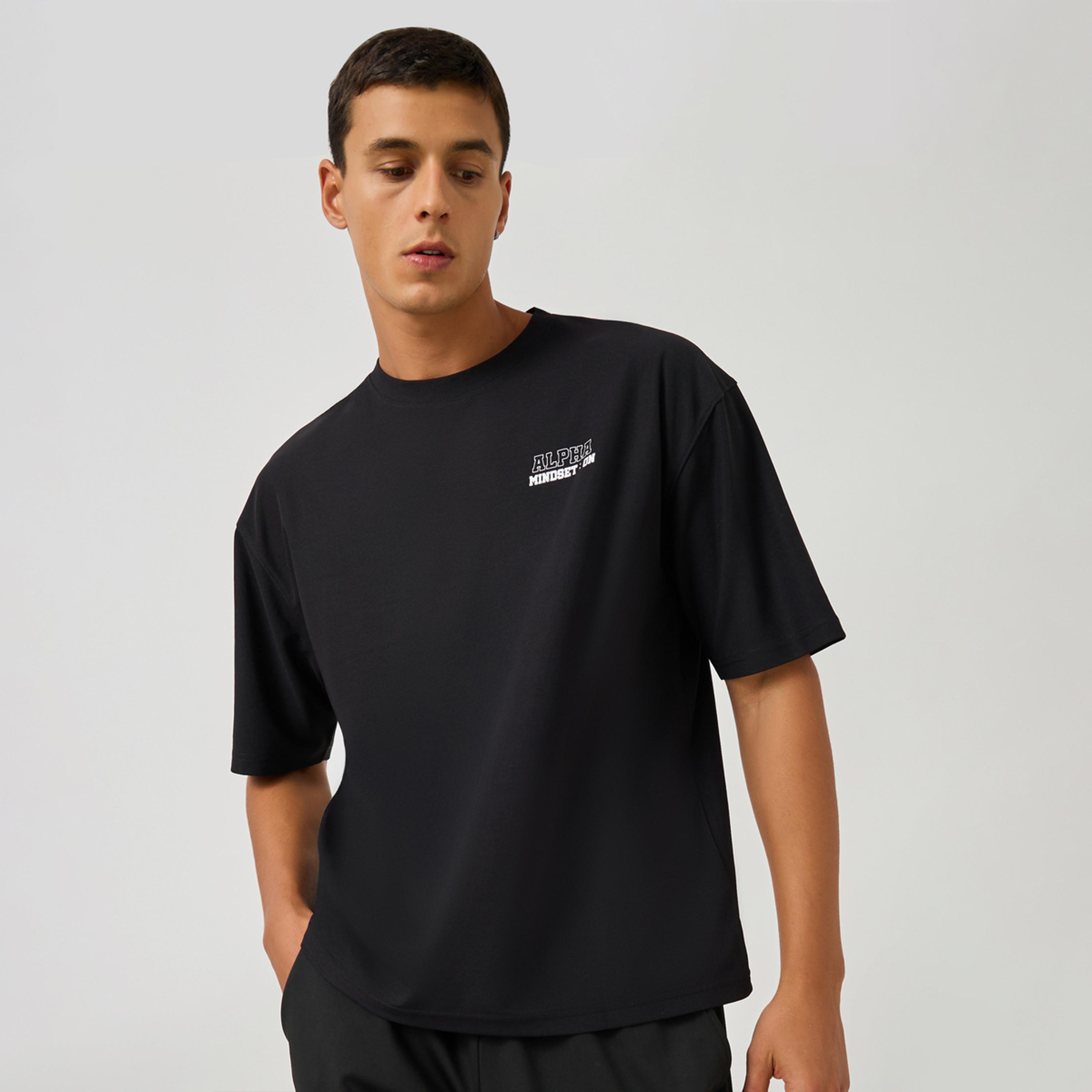 ستايلي - تي شيرت كبير الحجم من قماش بيكيه مايكرو بطبعة شعار-men-clothing-sportswearandactivewear-tshirtsandpolos-image-1