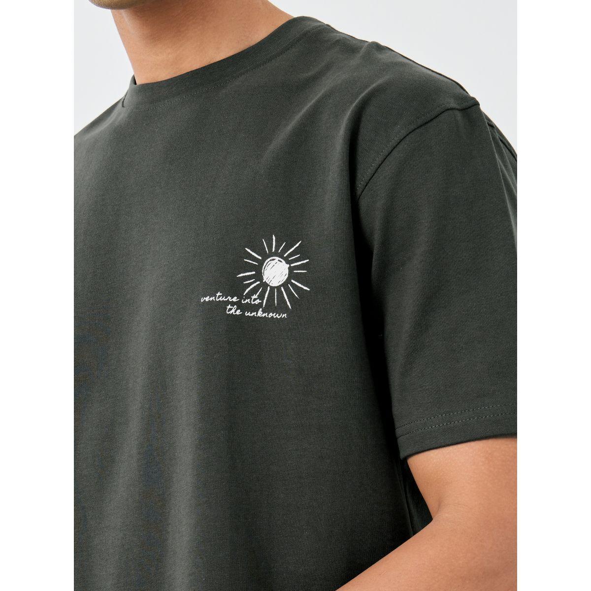 تيشيرت فضفاض بياقة دائرية وطبعة جرافيك-men-clothing-tshirtsandpolos-tshirts-image-4