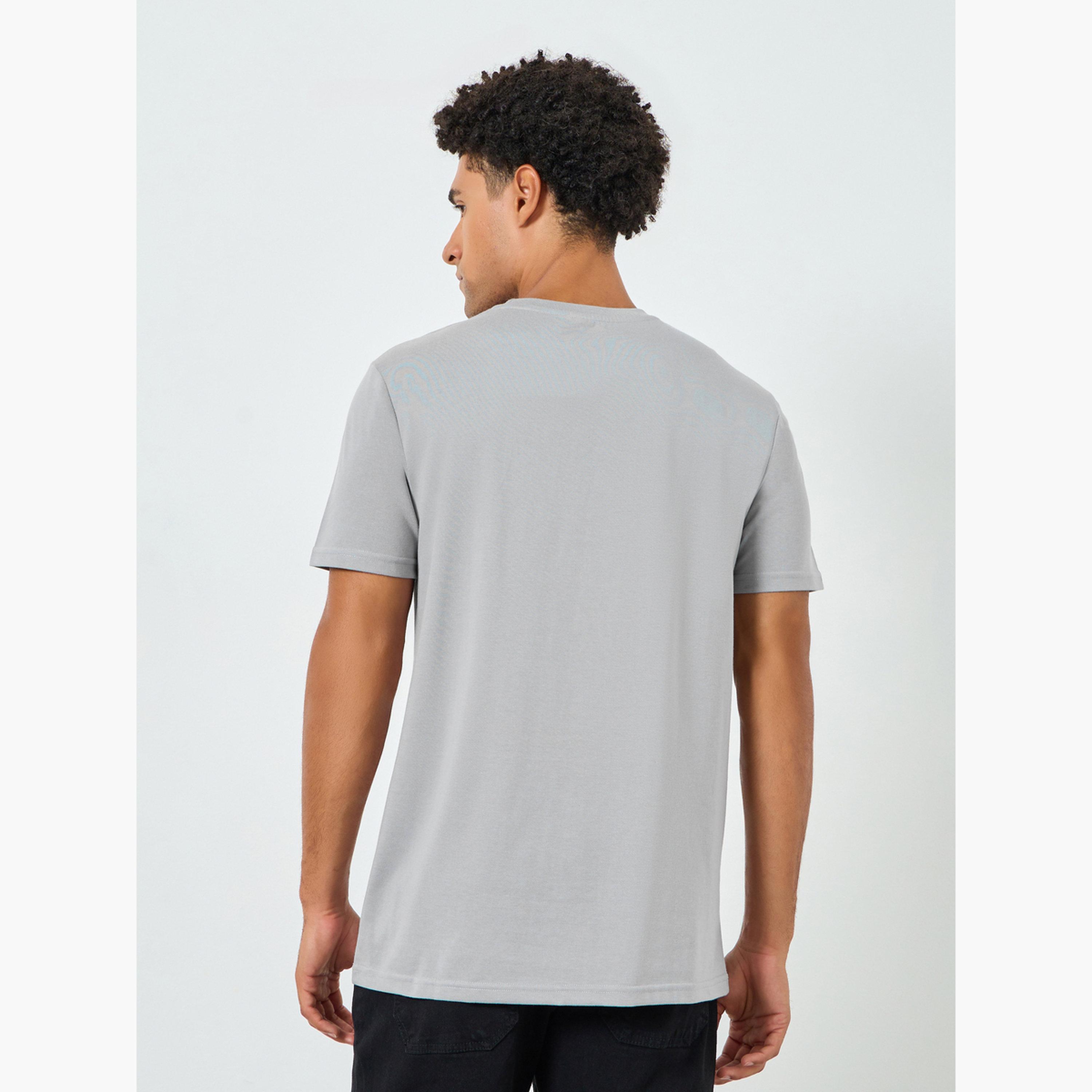 تيشيرت رجالي رمادي بياقة دائرية وطبعة جرافيك-men-clothing-tshirtsandpolos-tshirts-image-4
