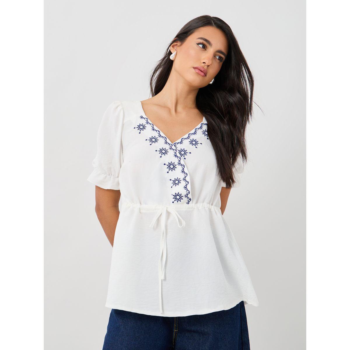 بلوزة بيبلوم بتفاصيل مُطرّزة وأكمام منفوخة-women-clothing-shirtsandblouses-blouses-image-1