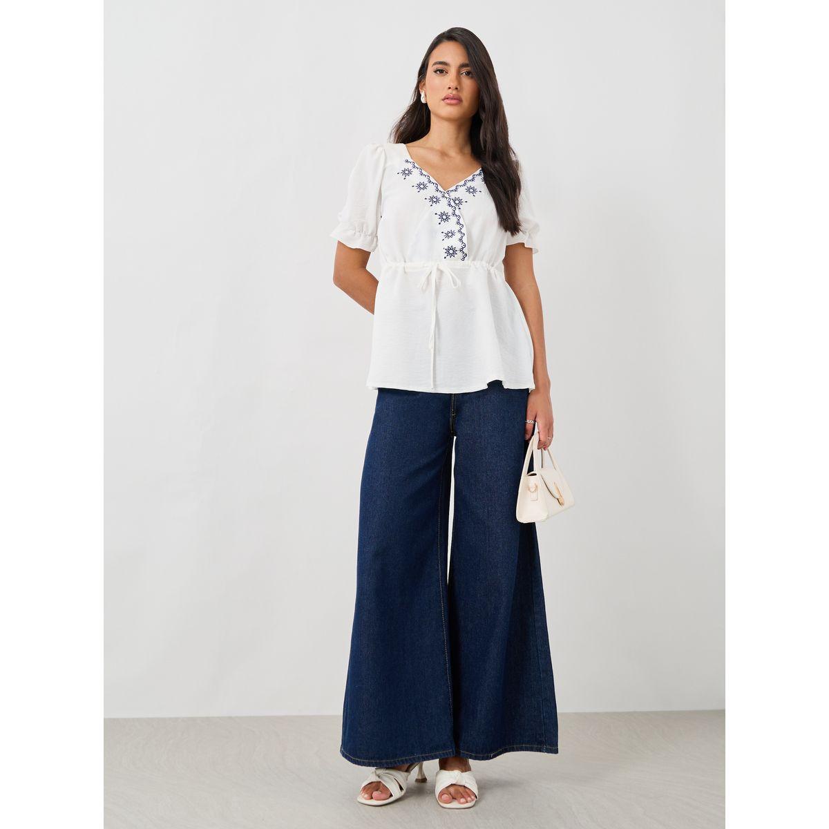 بلوزة بيبلوم بتفاصيل مُطرّزة وأكمام منفوخة-women-clothing-shirtsandblouses-blouses-image-2