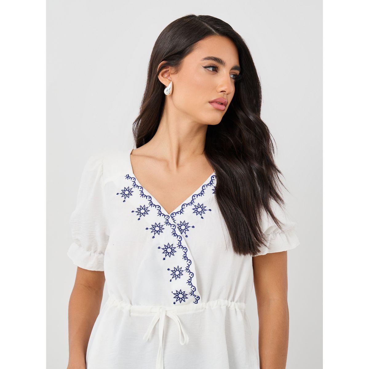 بلوزة بيبلوم بتفاصيل مُطرّزة وأكمام منفوخة-women-clothing-shirtsandblouses-blouses-image-3
