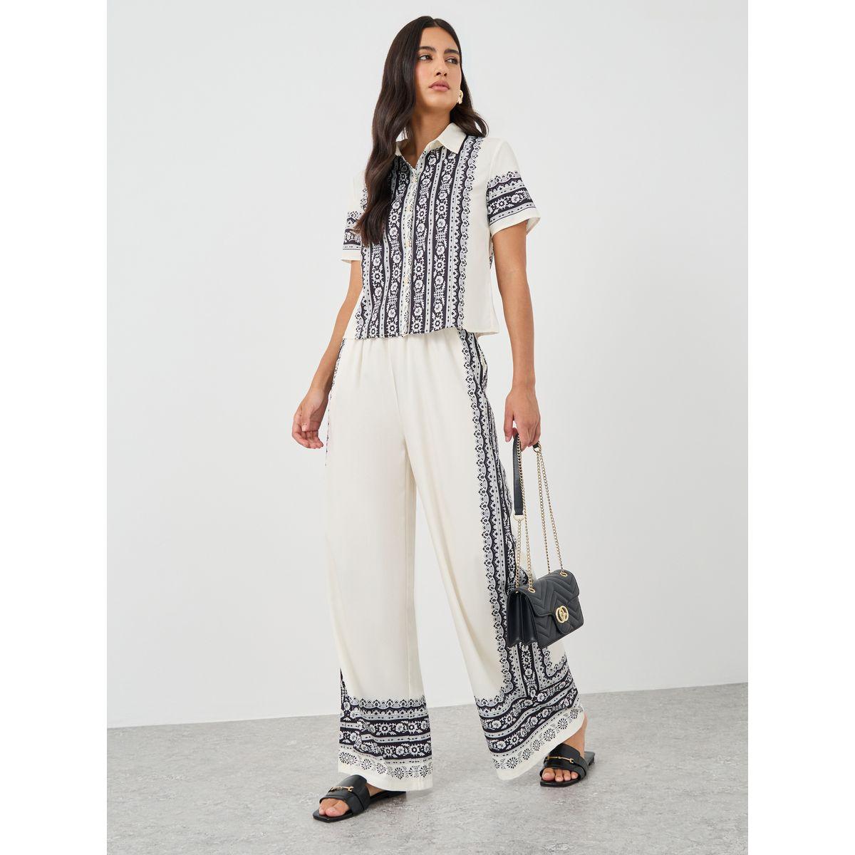 طقم منسق من بنطال وبلوزة مطبعة بتفاصيل أزرار-women-clothing-coordsets-image-2