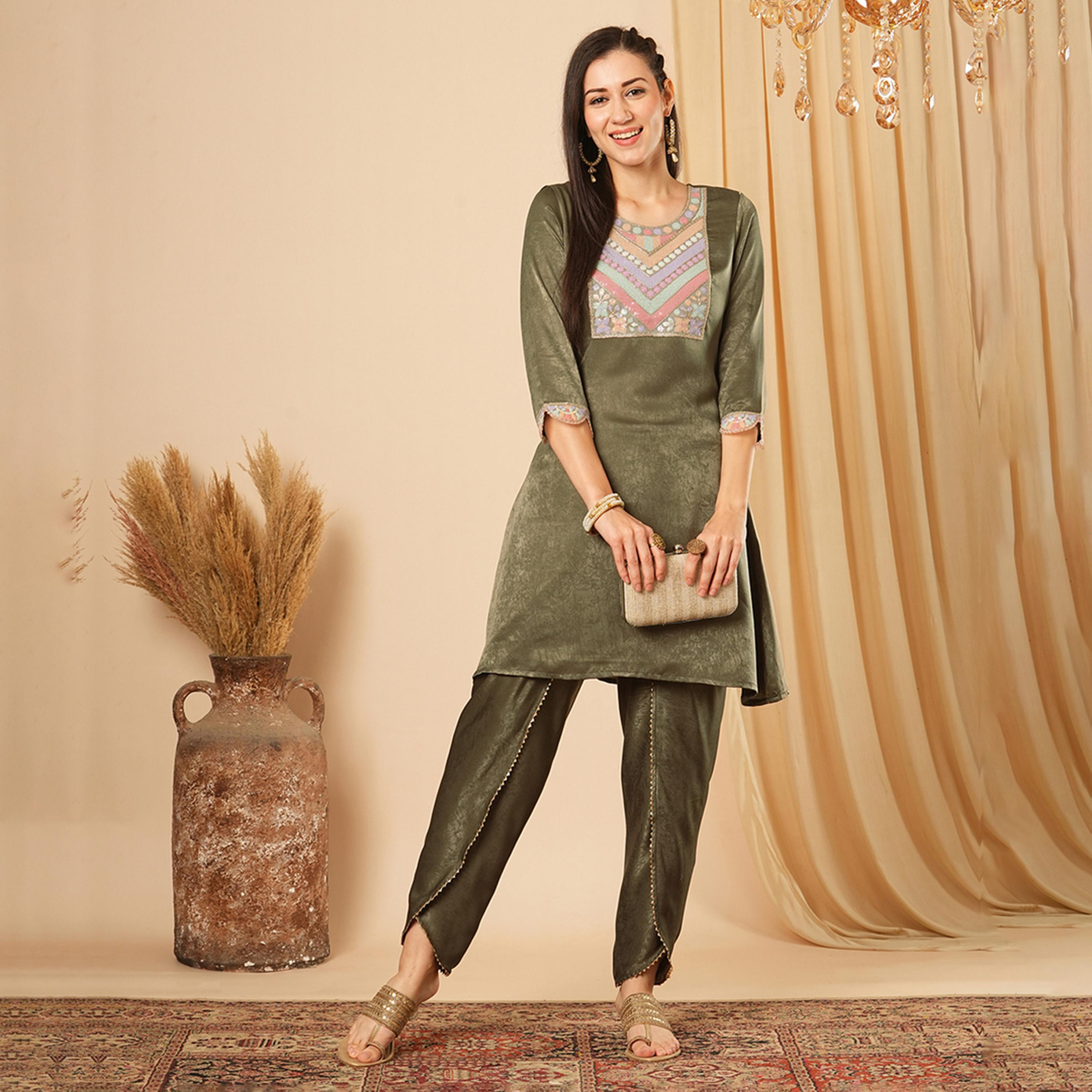 غلوبوس × ستايلي - طقم نسائي من تونيك مخملي مزين بالترتر مع بنطال دوتي - أخضر-women-clothing-coordsets-image-1