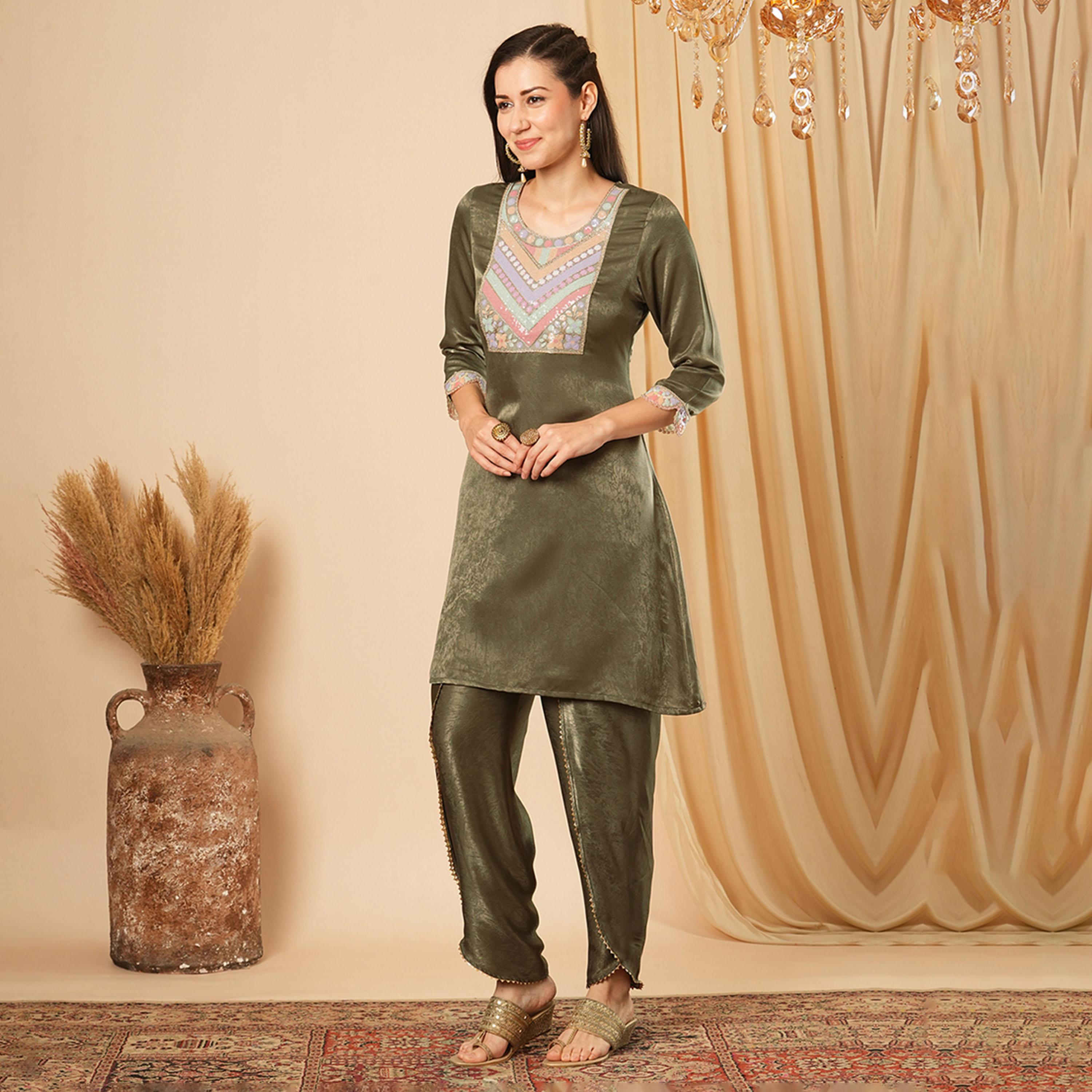 غلوبوس × ستايلي - طقم نسائي من تونيك مخملي مزين بالترتر مع بنطال دوتي - أخضر-women-clothing-coordsets-image-2