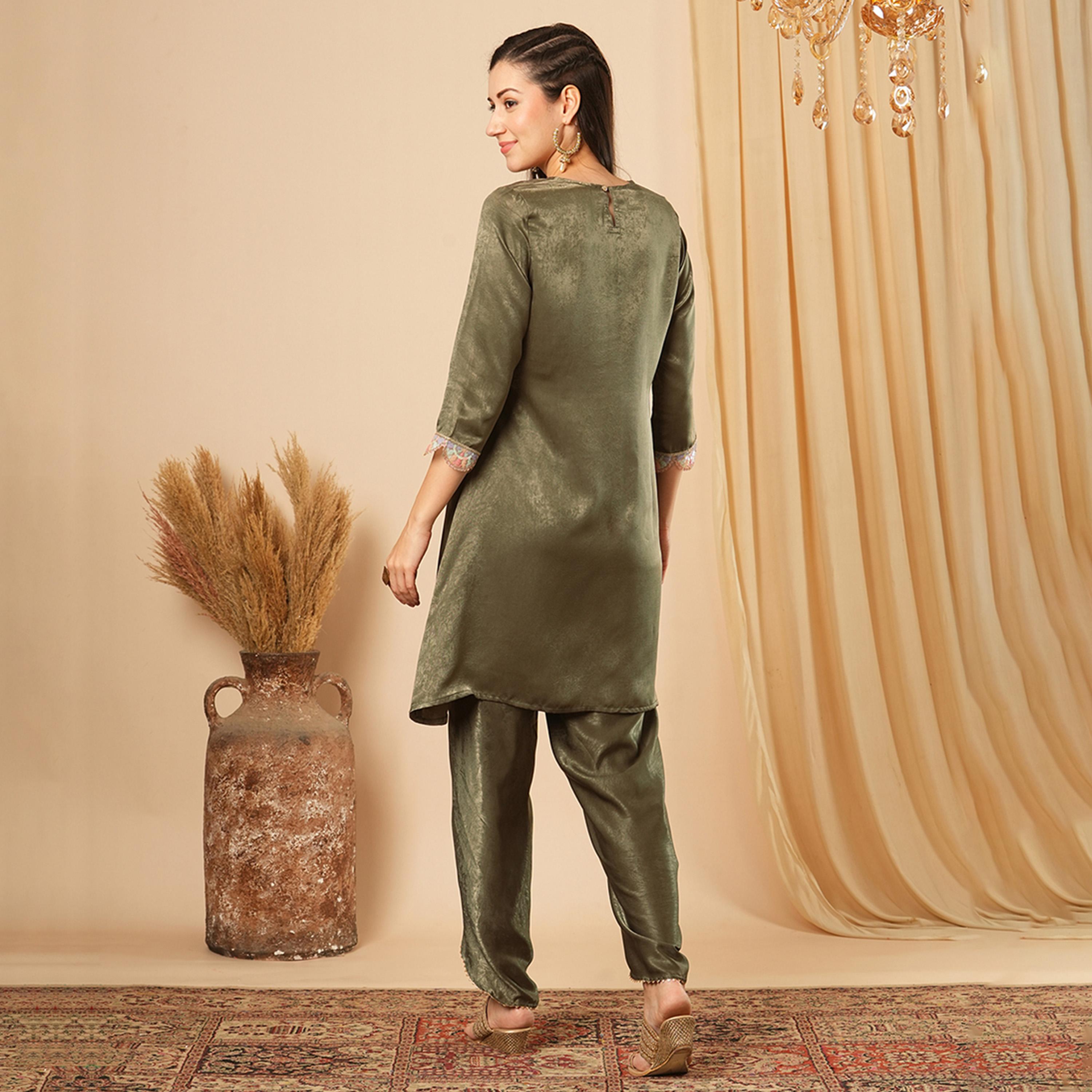 غلوبوس × ستايلي - طقم نسائي من تونيك مخملي مزين بالترتر مع بنطال دوتي - أخضر-women-clothing-coordsets-image-3