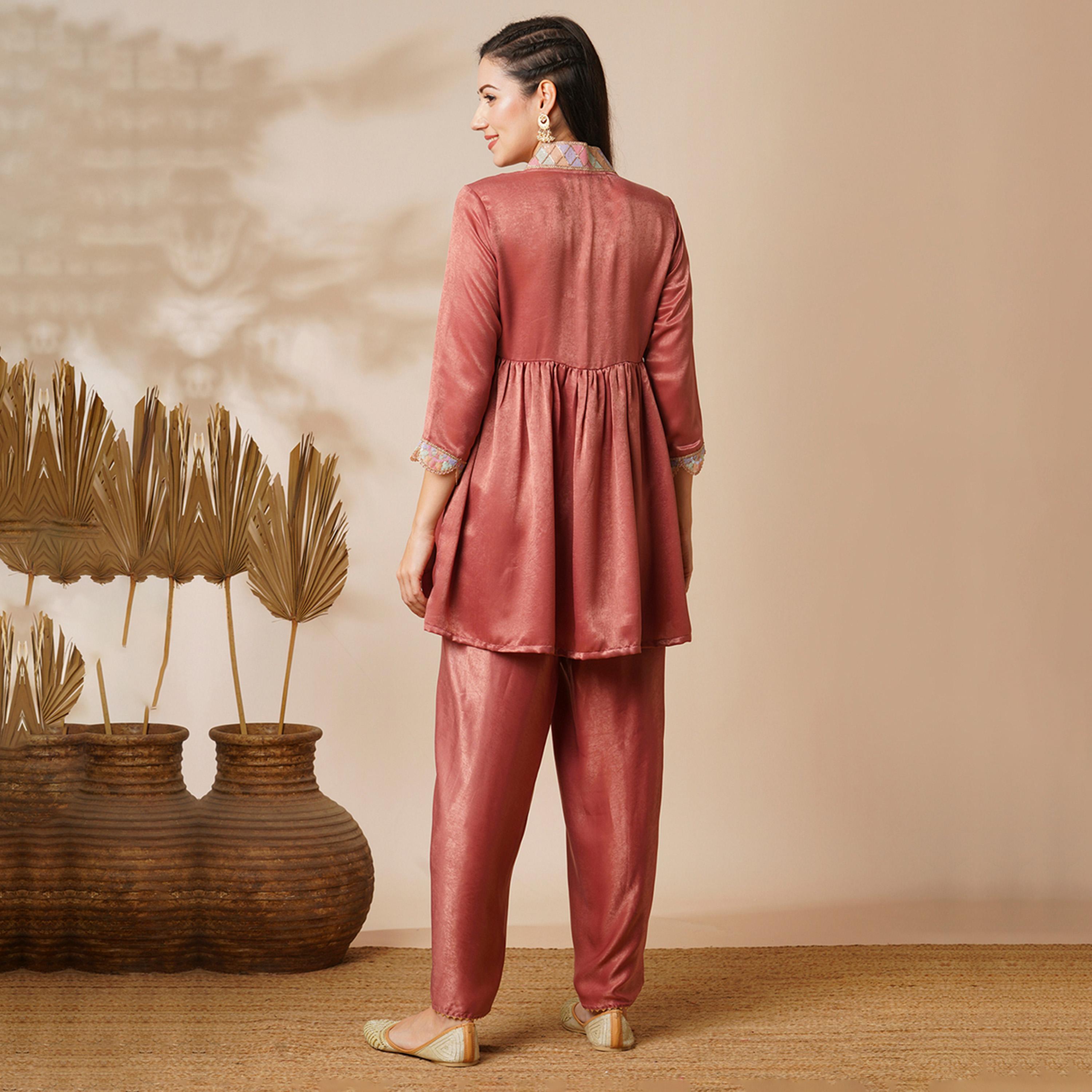 غلوبوس × ستايلي - طقم تونيك مخملي نسائي مع الدانتيل المتداخل والترتر وياقة V وأكمام متعرجة مع بنطال للكاحل بخصر متوسط الارتفاع نصف مطاطي - وردي-women-clothing-coordsets-image-3