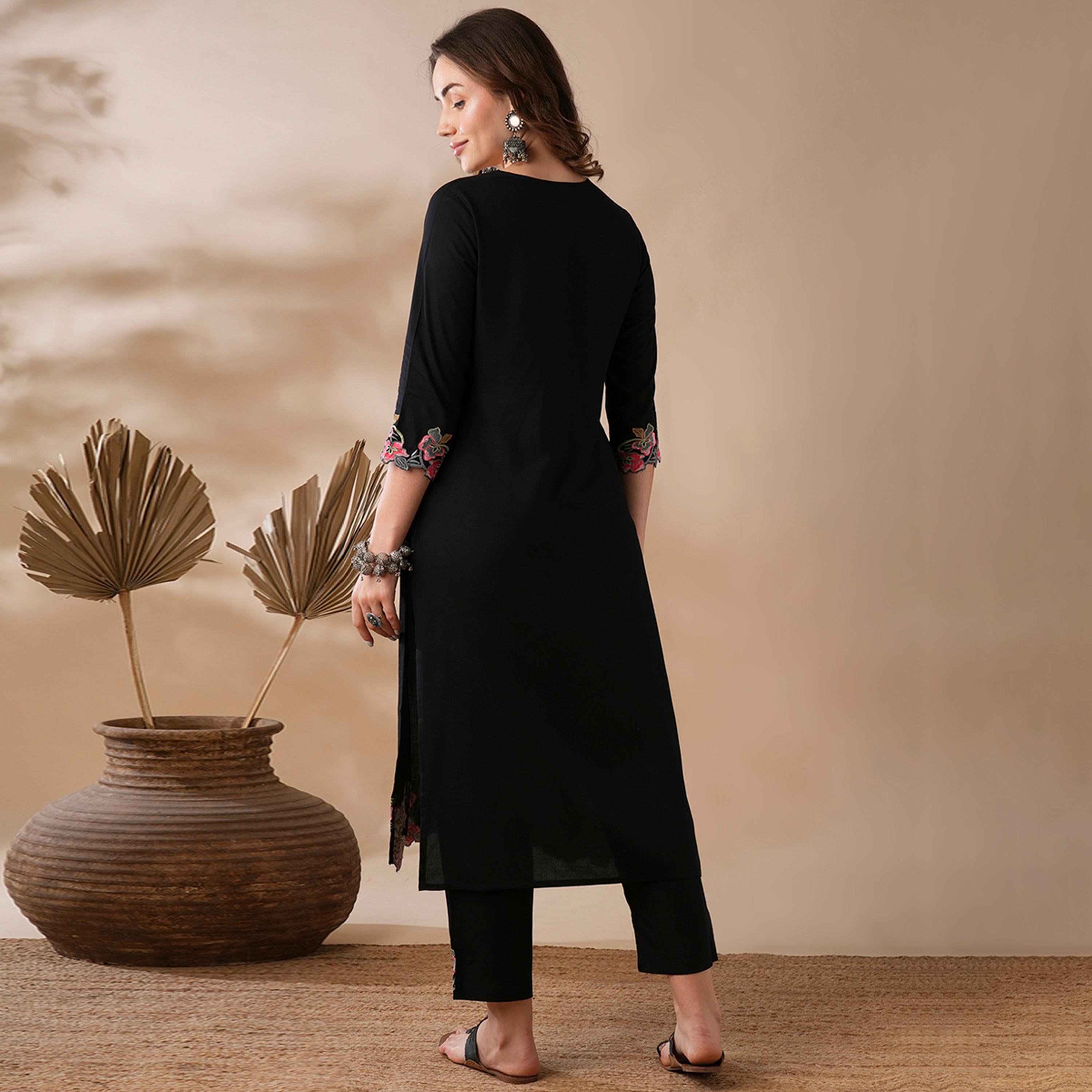 غلوبوس × ستايلي - طقم كورتا غلوبوس للنساء بأزرار وأطراف مزخرفة بنقشة الزهور مع بنطال بخصر مطاطي - أسود-women-clothing-ethnicwear-kurtasets-image-3