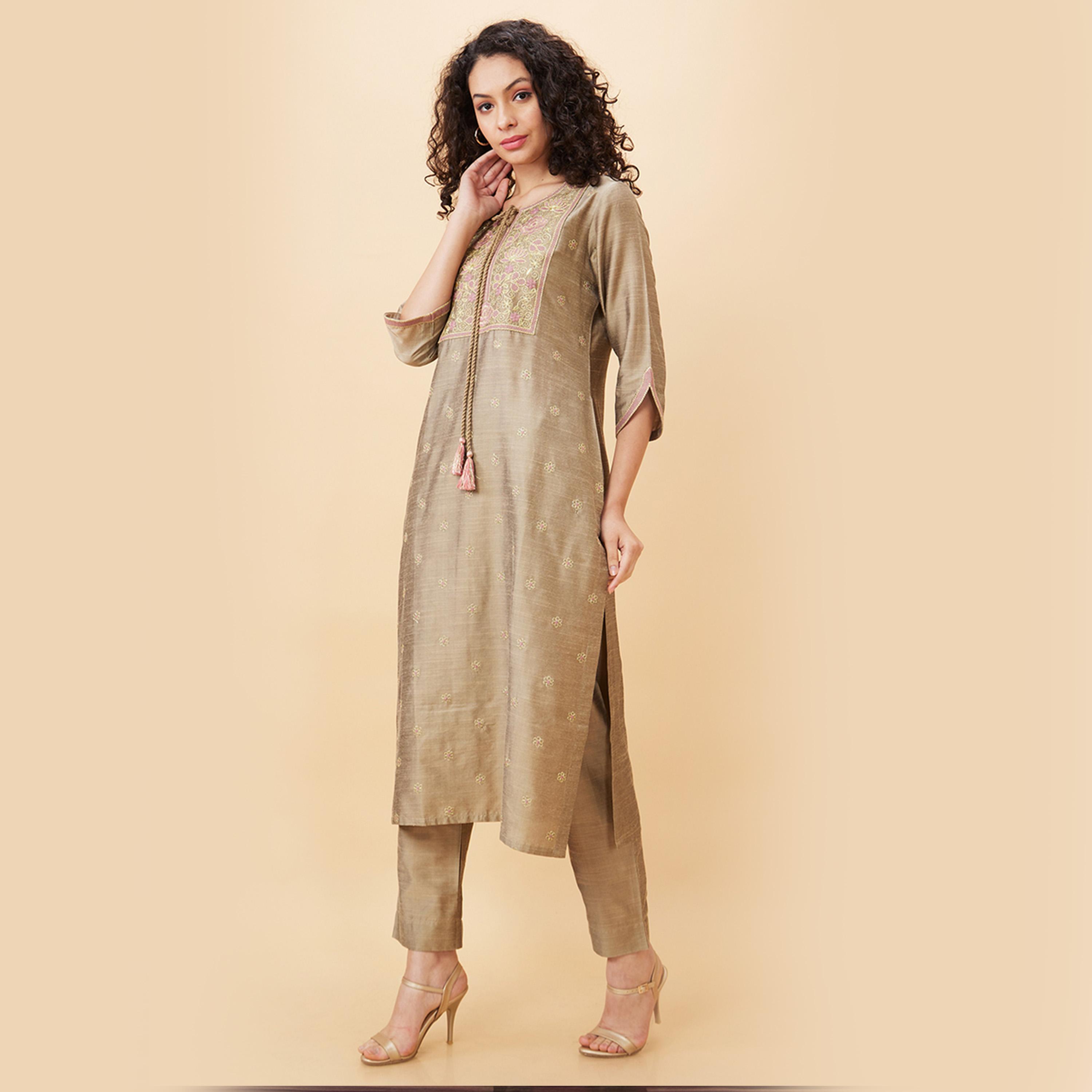 Globus X Styli Embroidered Straight Kurta With Trouser Set-women-clothing-ethnicwear-kurtasets-image-4