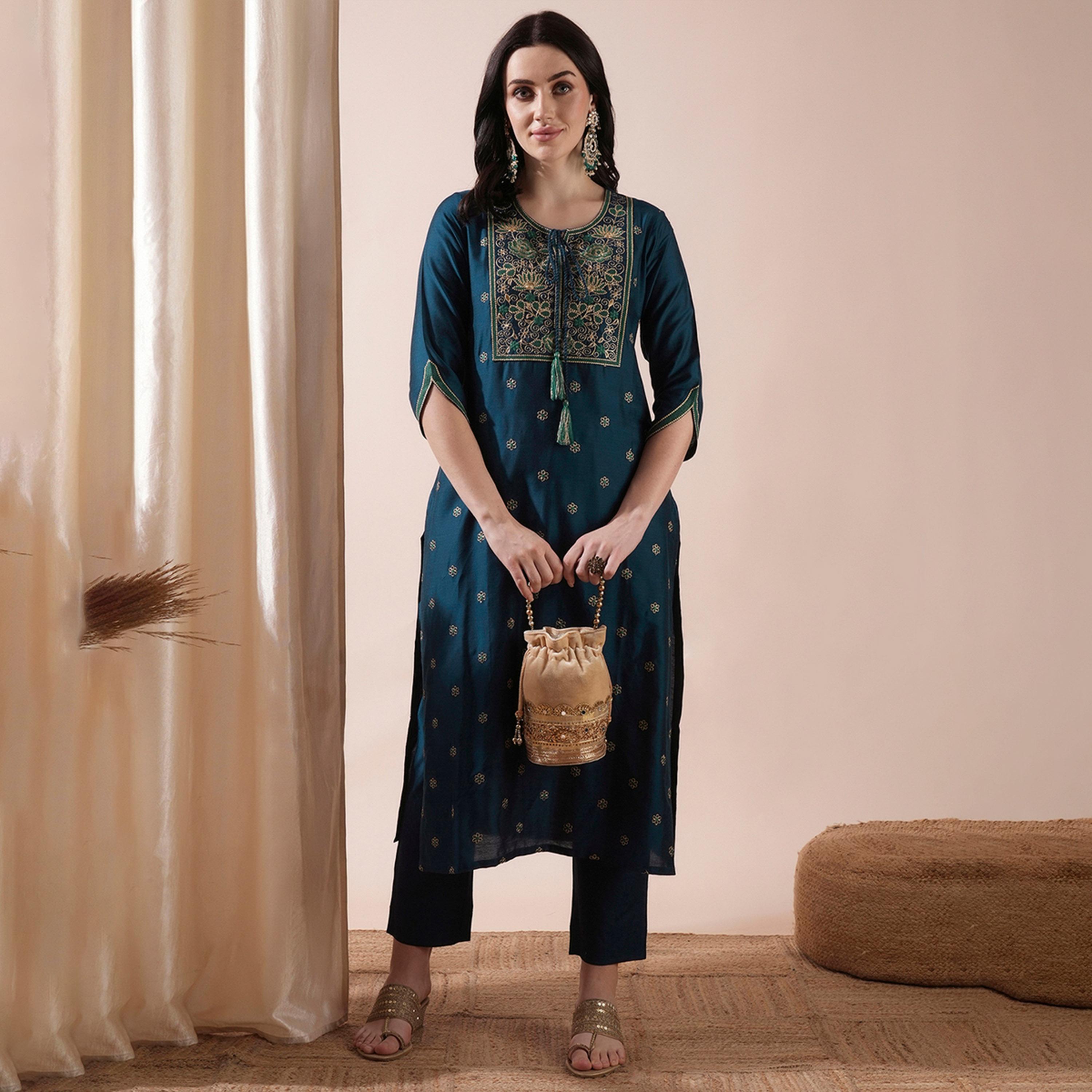 غلوبوس × ستايلي - طقم كورتا مستقيمة مطرزة برباط وشراشيب مع بنطال-women-clothing-ethnicwear-kurtasets-image-1