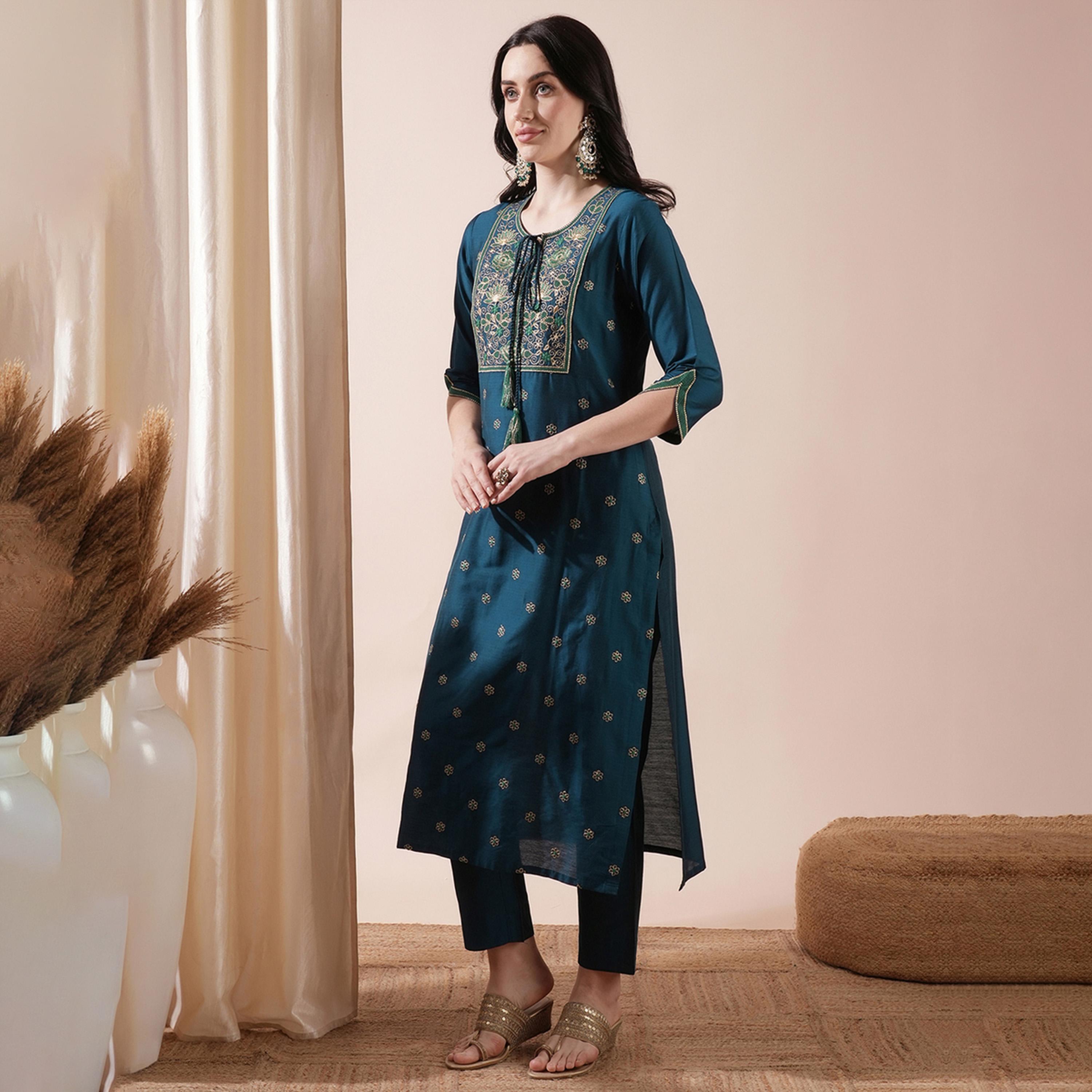 غلوبوس × ستايلي - طقم كورتا مستقيمة مطرزة برباط وشراشيب مع بنطال-women-clothing-ethnicwear-kurtasets-image-2