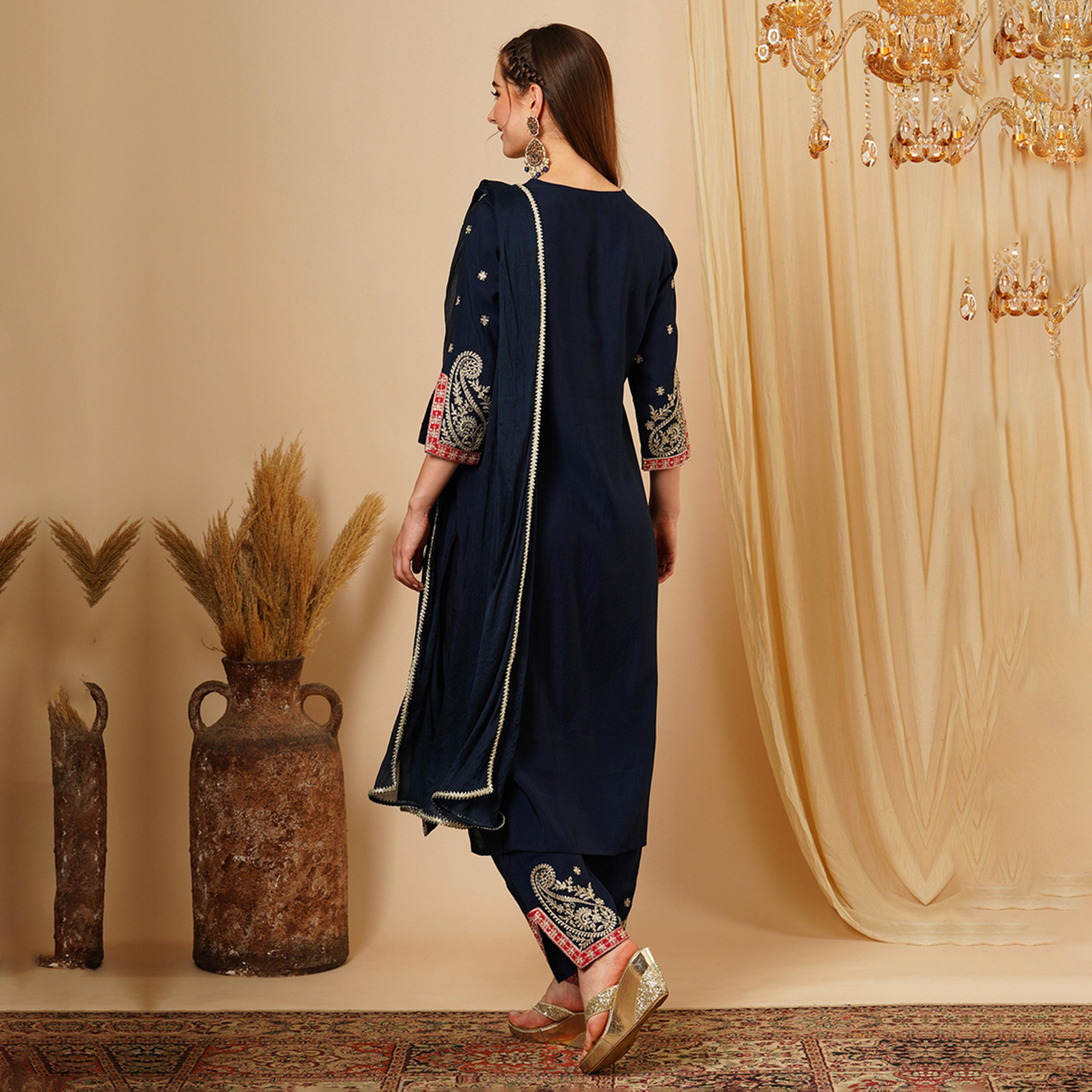 غلوبوس × ستايلي - طقم كورتا مستقيم مطرز دانتيل مع بنطال ووشاح دوباتا-women-clothing-ethnicwear-bottoms-pants-image-3