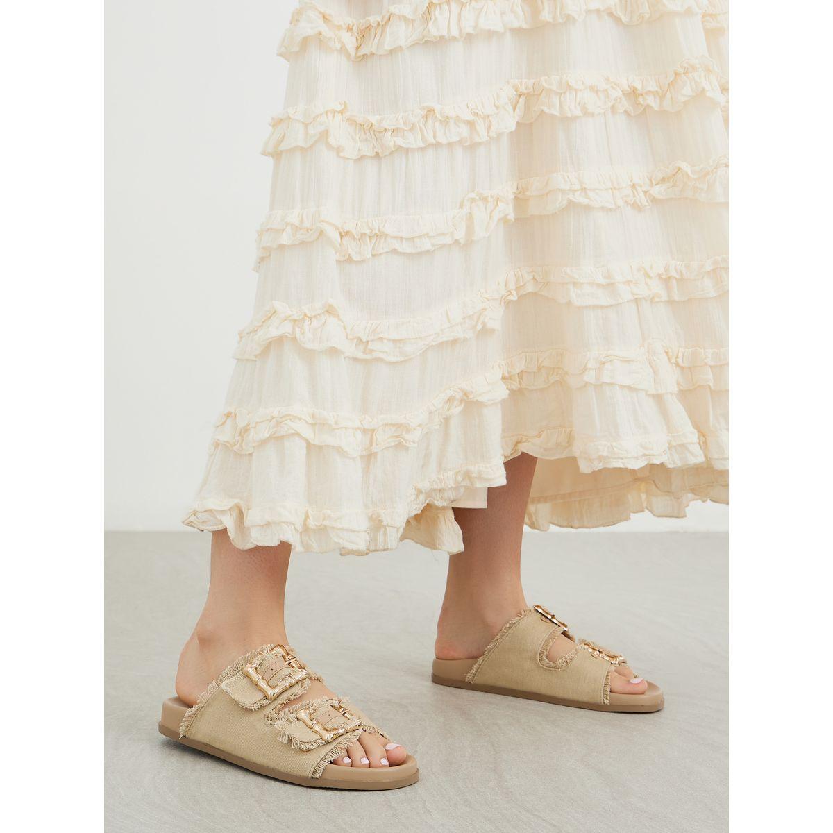 صندل مريح بحواف خام وإبزيم-women-shoes-sandals-flats-image-7