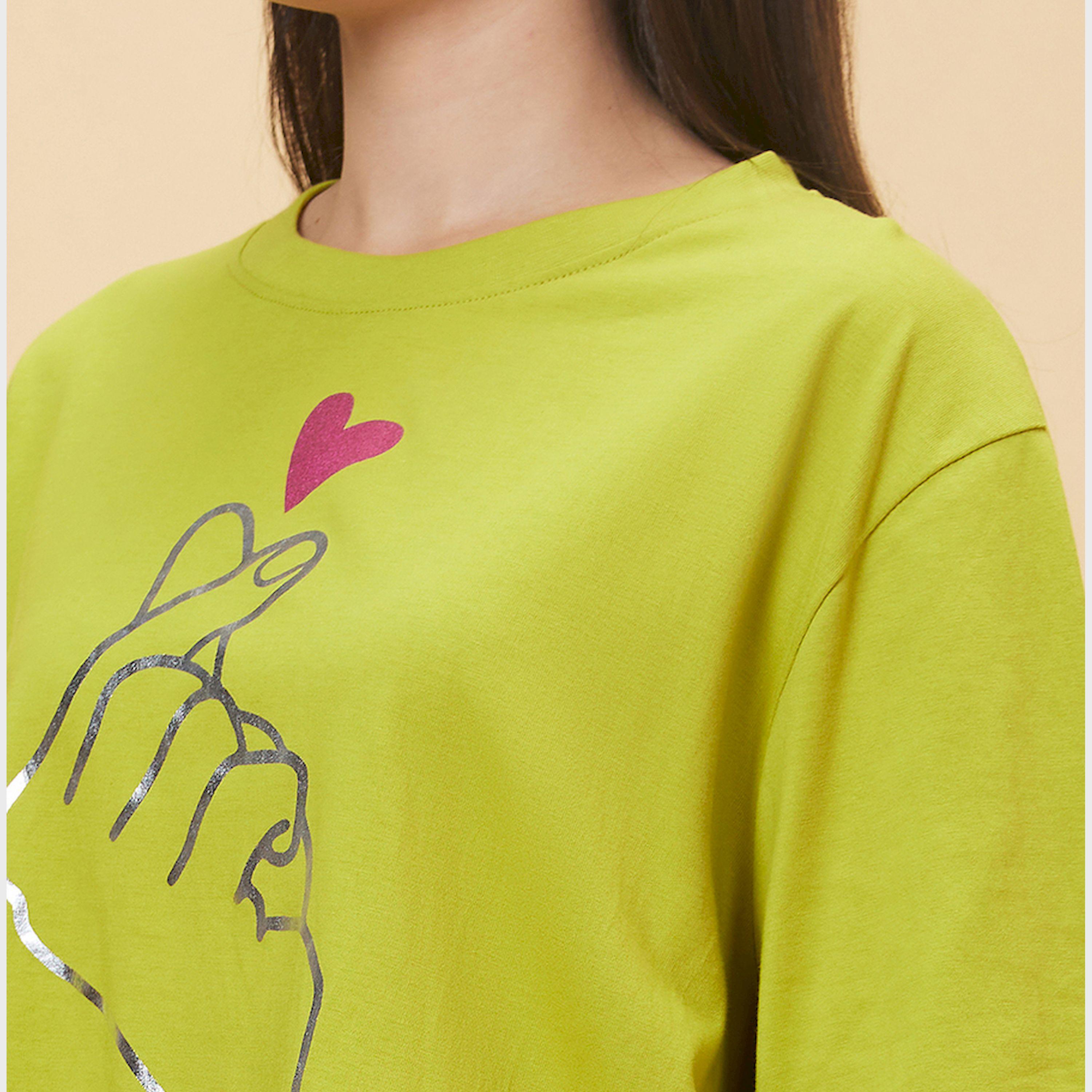 غلوبوس × ستايلي - تي شيرت كبير الحجم برقبة دائرية وطبعة جرافيكية-women-clothing-tshirts-image-5