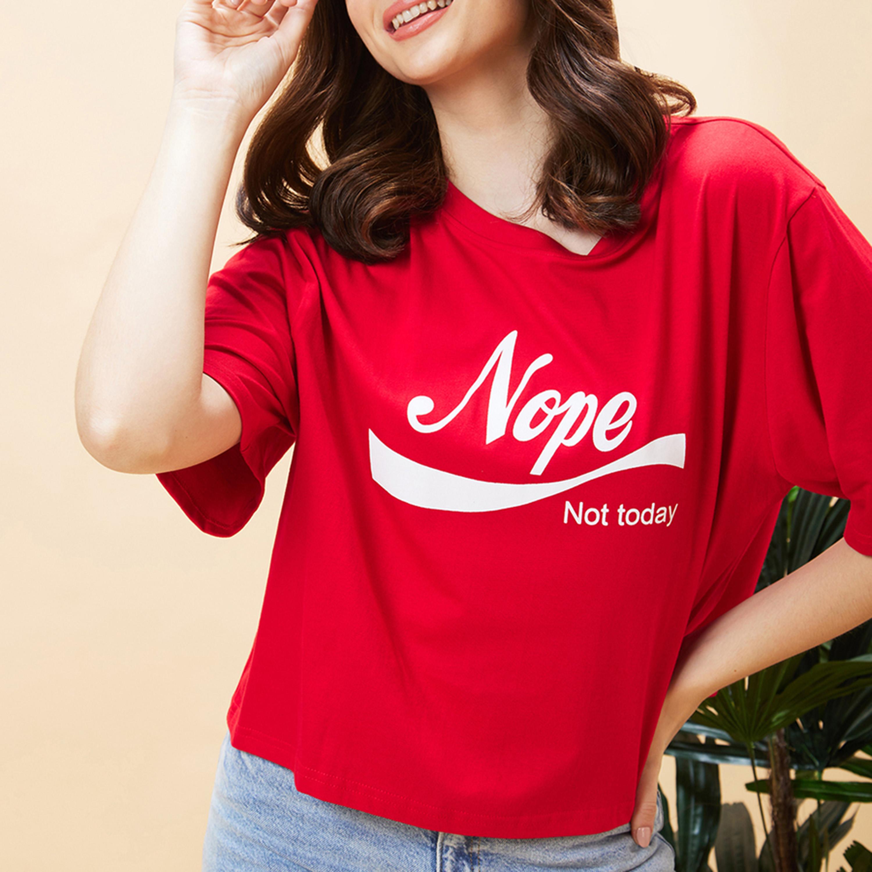 غلوبوس × ستايلي - تي شيرت قصير بقصّة مربعة ورقبة مستديرة وطبعة شعار-women-clothing-tshirts-image-1