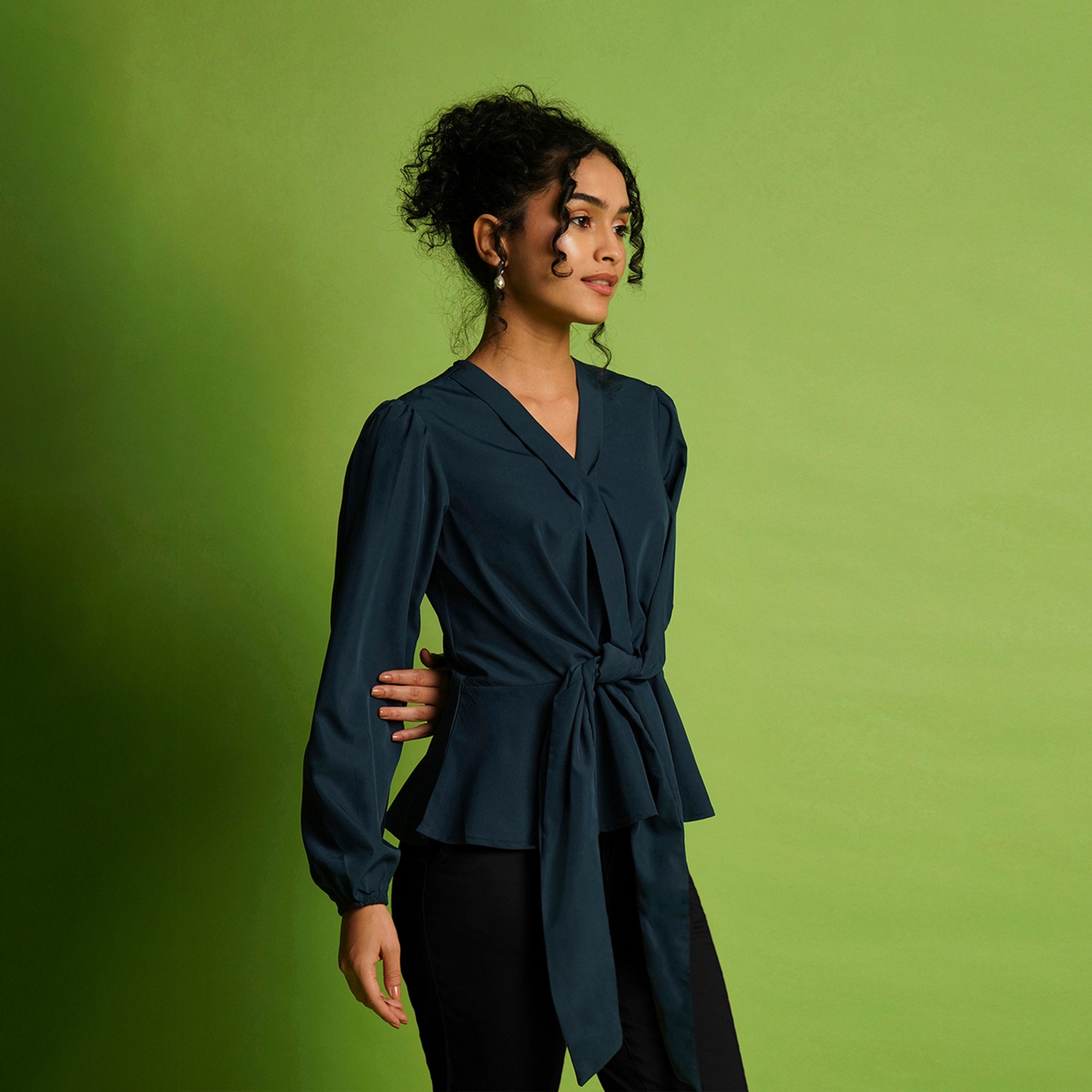 غلوبوس × ستايلي-  بلوزة من الكريب بأكمام بالون ورقبة على شكل حرف V مع تفاصيل ربط-women-clothing-shirtsandblouses-blouses-image-2