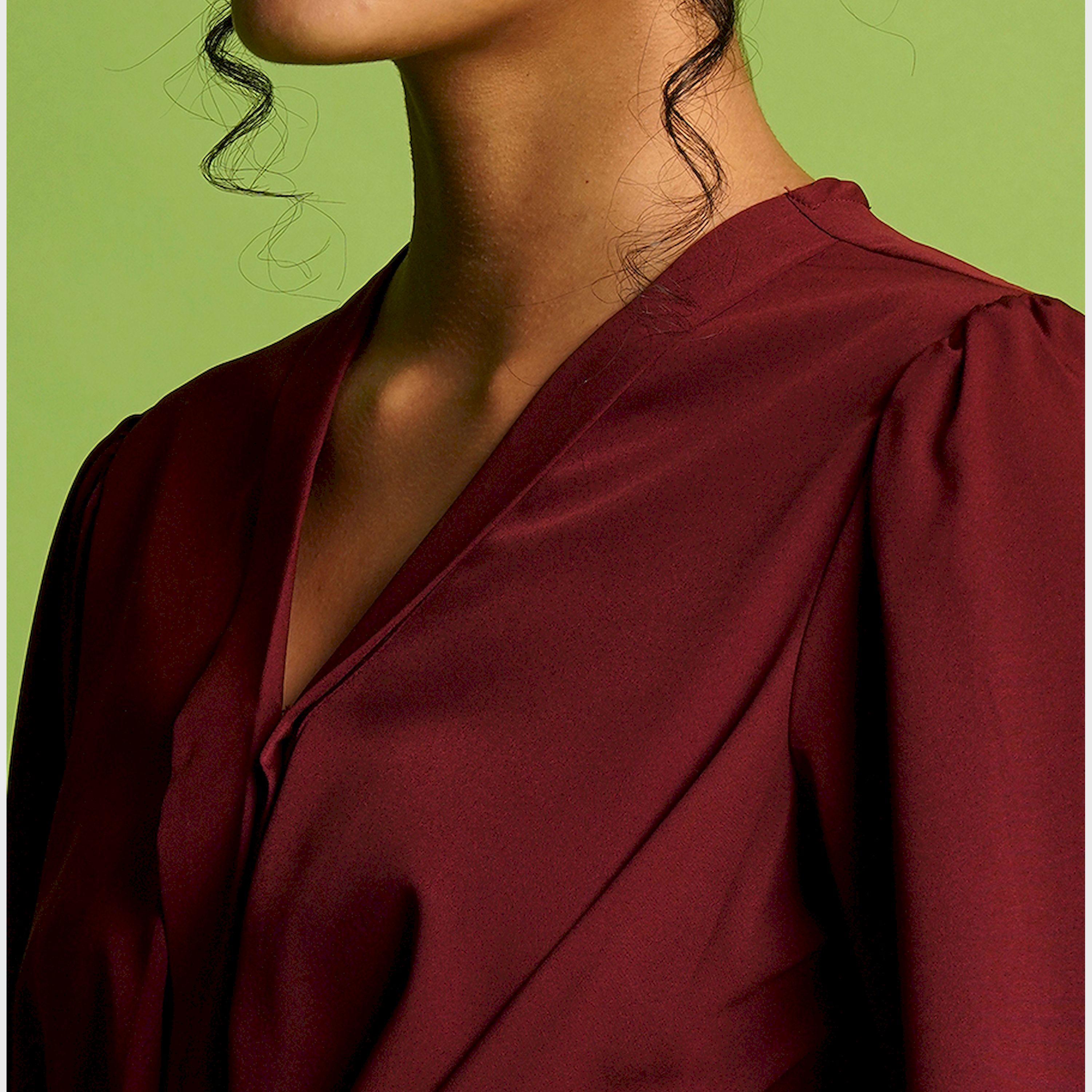 غلوبوس × ستايلي - بلوزة من الكريب بأكمام منفوخة ورقبة على شكل V مع تفاصيل رباط-women-clothing-shirtsandblouses-blouses-image-4