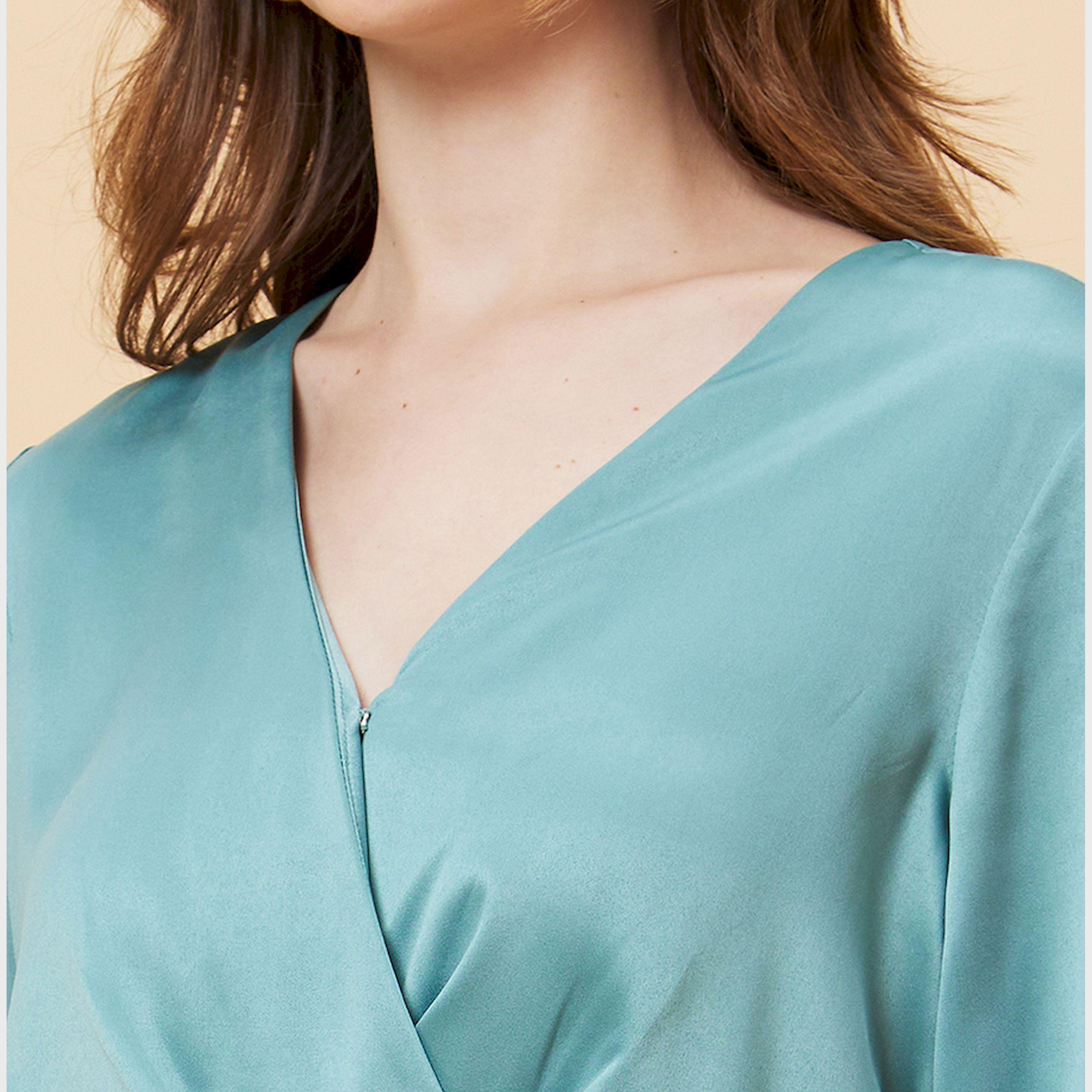 غلوبوس × ستايلي - بلوزة ساتان بكشكشة وفتحة رقبة على شكل V-women-clothing-shirtsandblouses-blouses-image-5