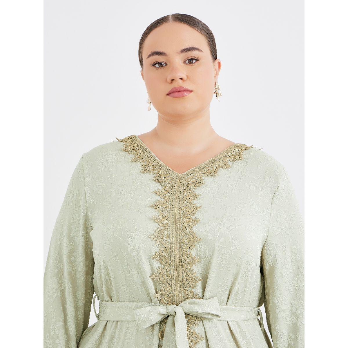 Styli Plus Green Jacquard Kaftan with Lace Trim-women-arabicclothing-kaftan-image-3