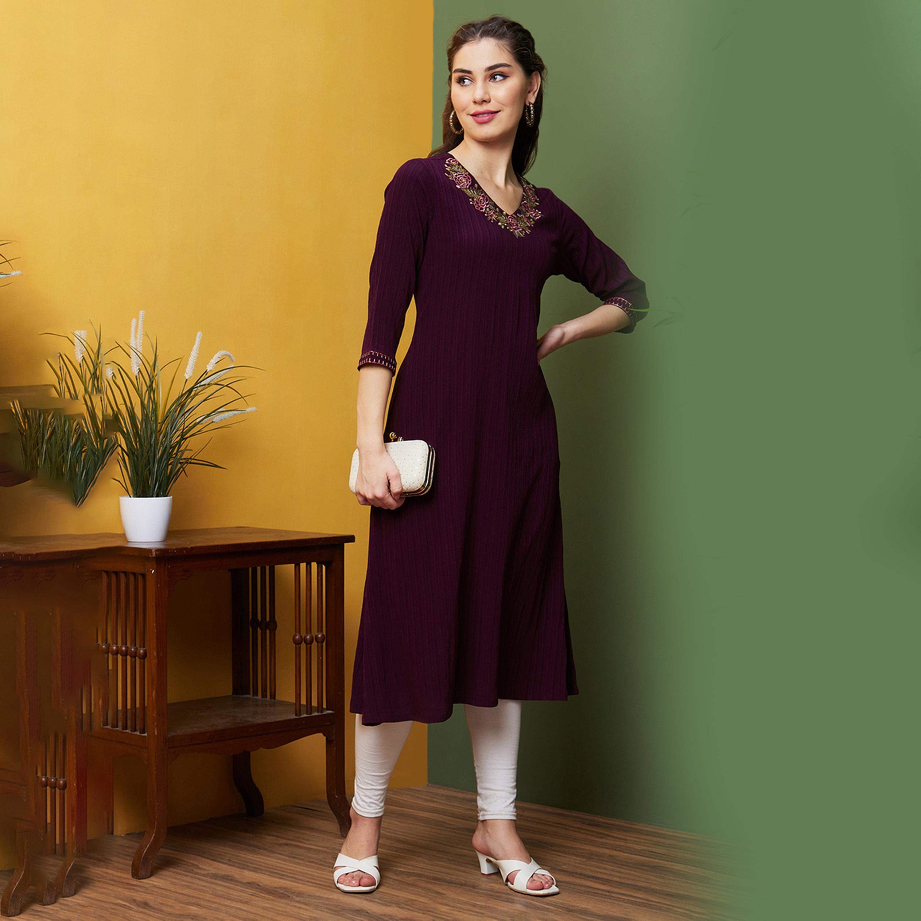 غلوبوس × ستايلي - قميص كورتا مستقيم مطرز بنسيج ورقبة على شكل حرف V-women-clothing-ethnicwear-kurtas-image-1