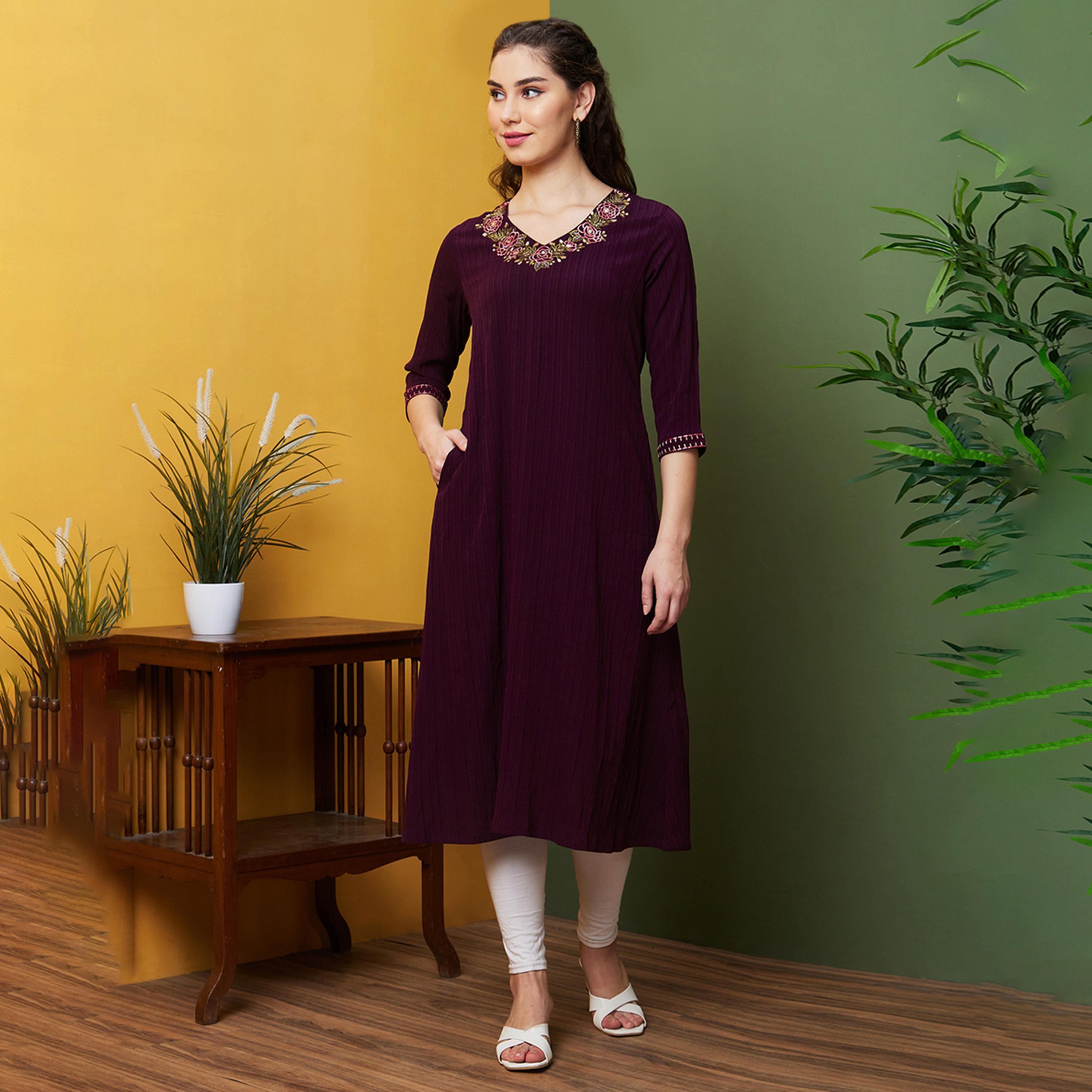 غلوبوس × ستايلي - قميص كورتا مستقيم مطرز بنسيج ورقبة على شكل حرف V-women-clothing-ethnicwear-kurtas-image-2