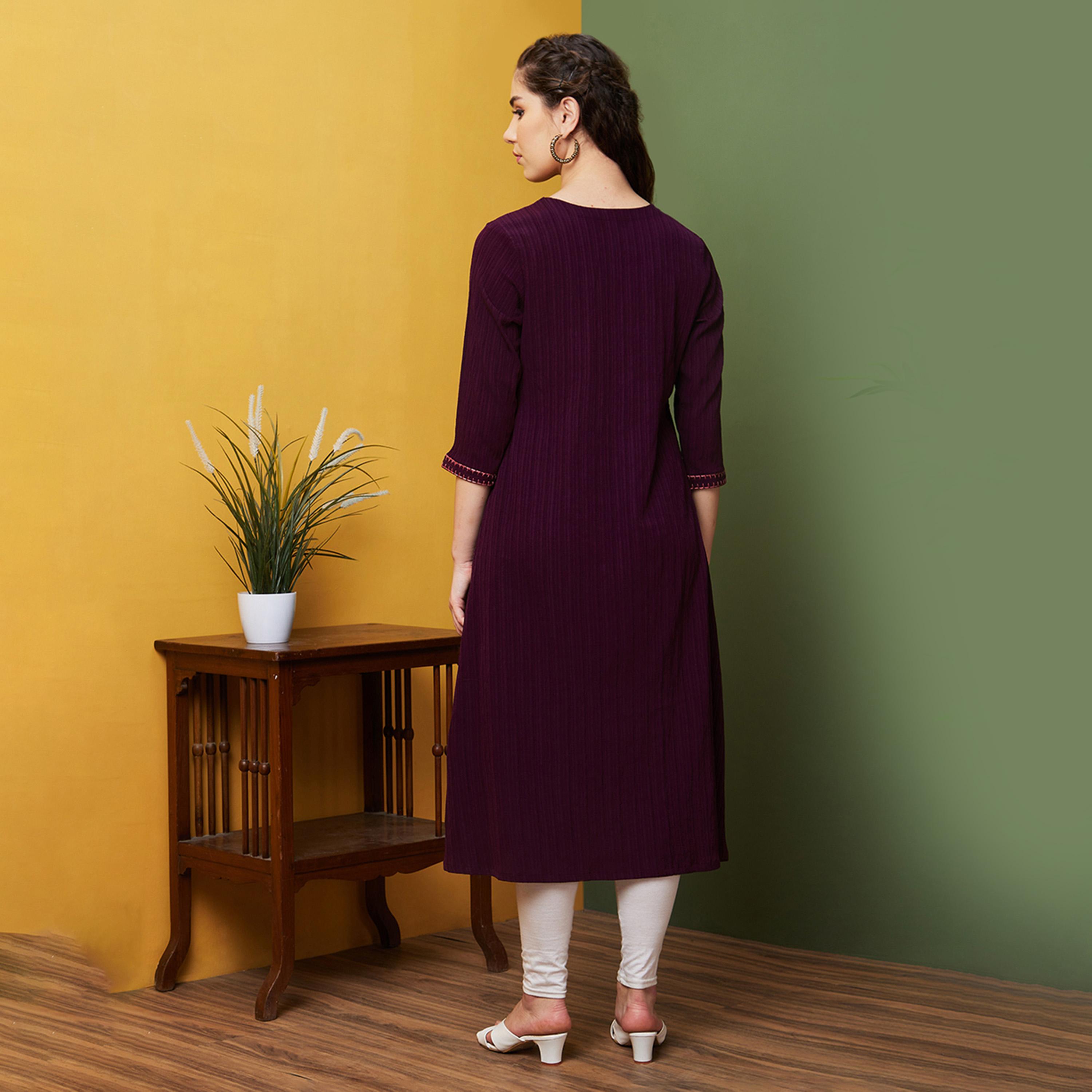 غلوبوس × ستايلي - قميص كورتا مستقيم مطرز بنسيج ورقبة على شكل حرف V-women-clothing-ethnicwear-kurtas-image-3