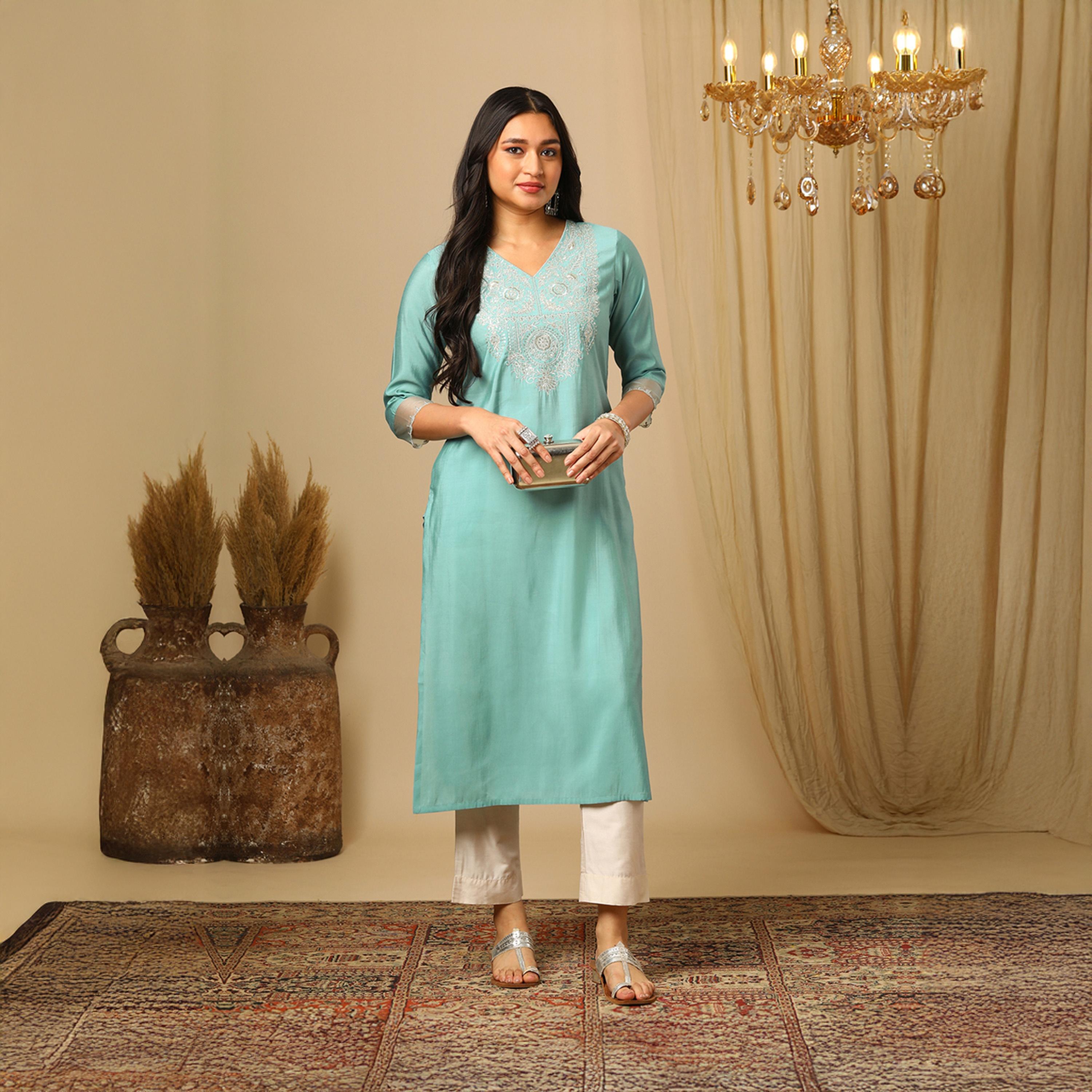 غلوبوس × ستايلي - قميص كورتا عرقي نسائي غلوبوس مطرز أخضر برقبة على شكل V بطول الساق-women-clothing-ethnicwear-kurtas-image-1