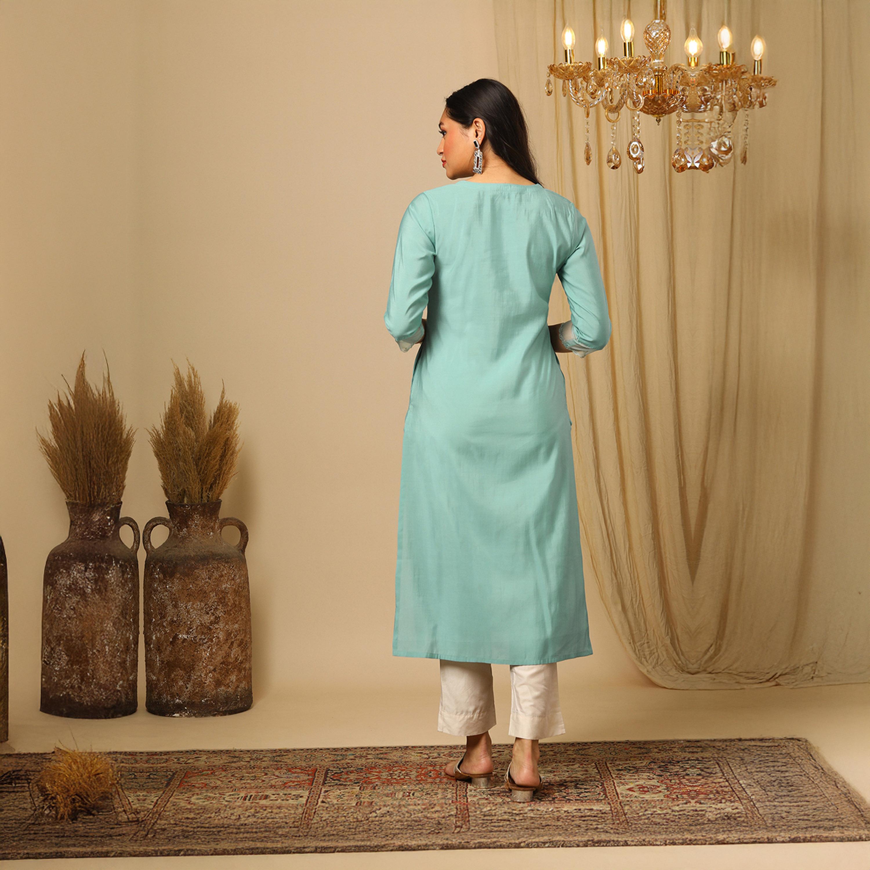 غلوبوس × ستايلي - قميص كورتا عرقي نسائي غلوبوس مطرز أخضر برقبة على شكل V بطول الساق-women-clothing-ethnicwear-kurtas-image-3