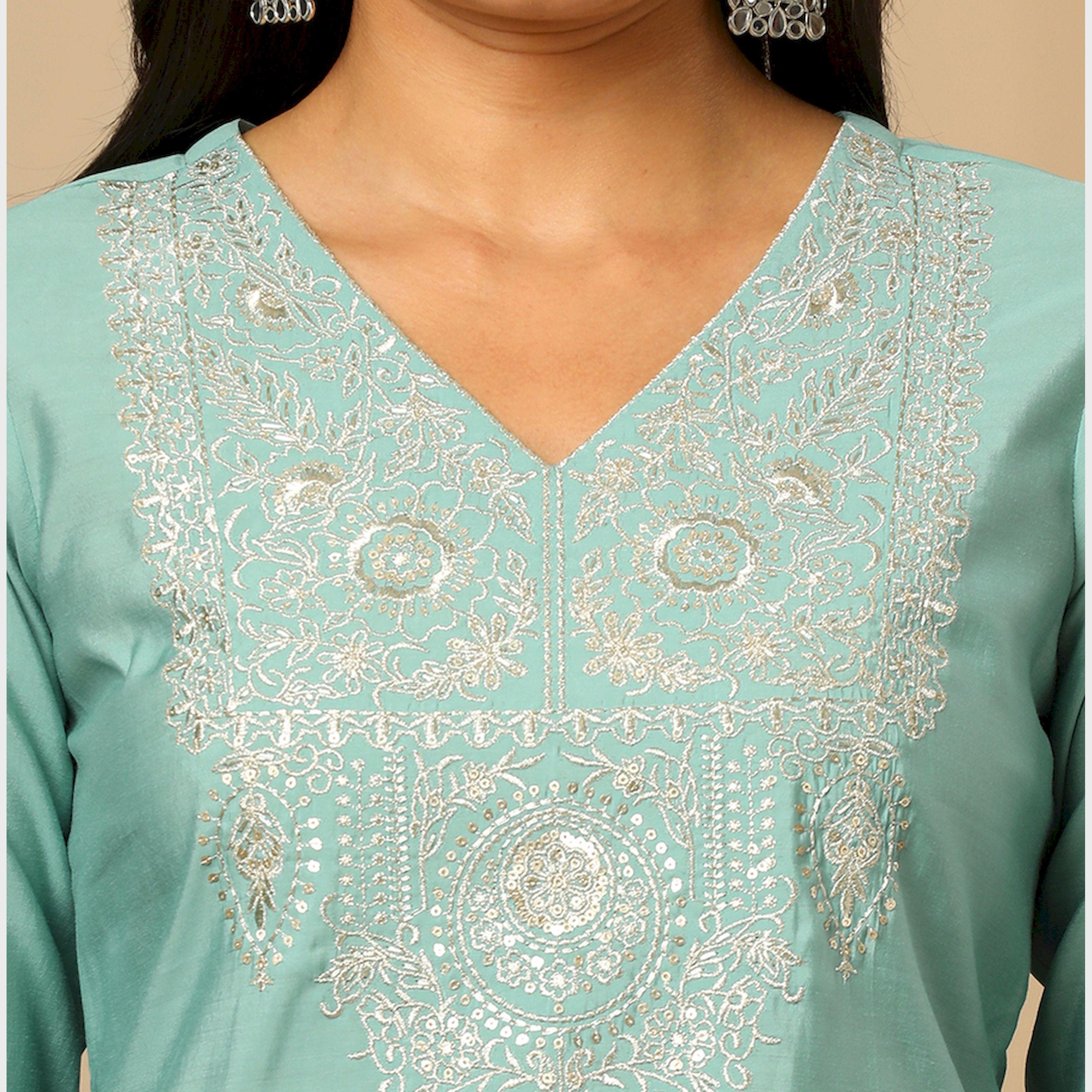 غلوبوس × ستايلي - قميص كورتا عرقي نسائي غلوبوس مطرز أخضر برقبة على شكل V بطول الساق-women-clothing-ethnicwear-kurtas-image-4