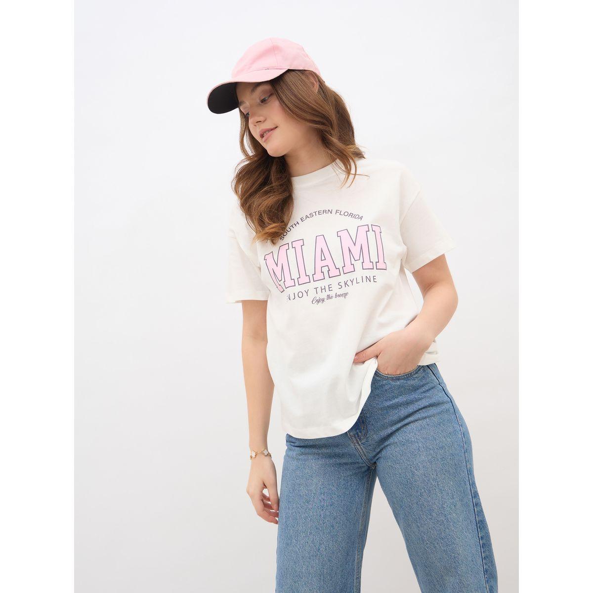 تيشيرت بقصة بوكسي وطبعة كتابة-women-clothing-tshirts-image-6