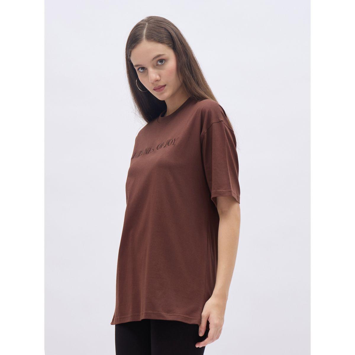 تيشيرت فضفاض بتفاصيل كتابة مُطرزة-women-clothing-tshirts-image-4
