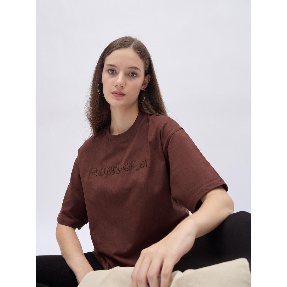 تيشيرت فضفاض بتفاصيل كتابة مُطرزة-women-clothing-tshirts-image-1