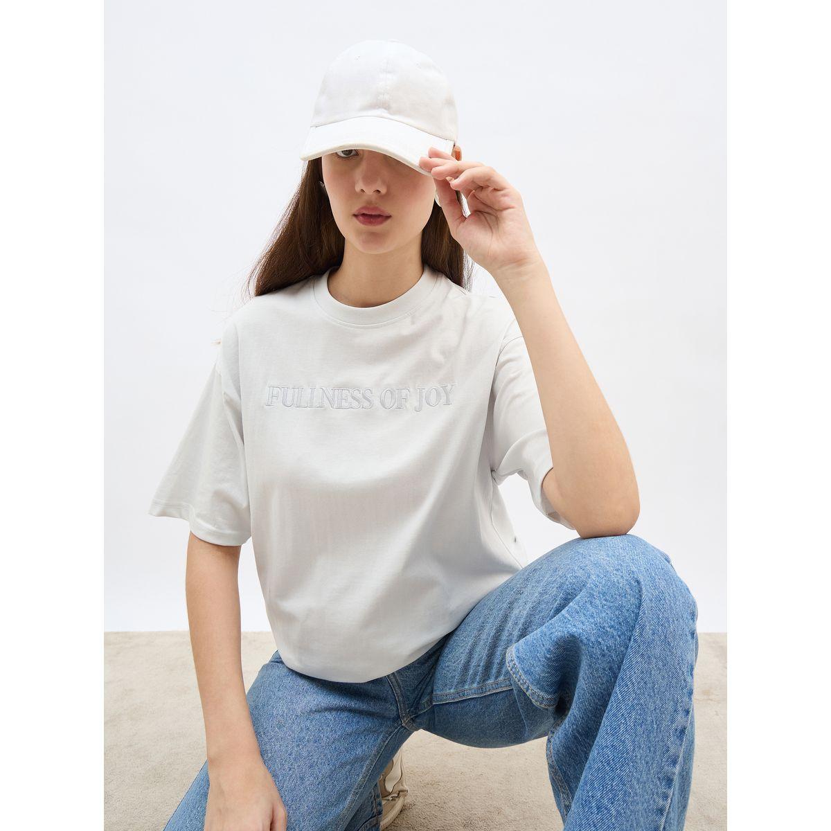 تيشيرت فضفاض بتفاصيل كتابة مُطرزة-women-clothing-tshirts-image-6