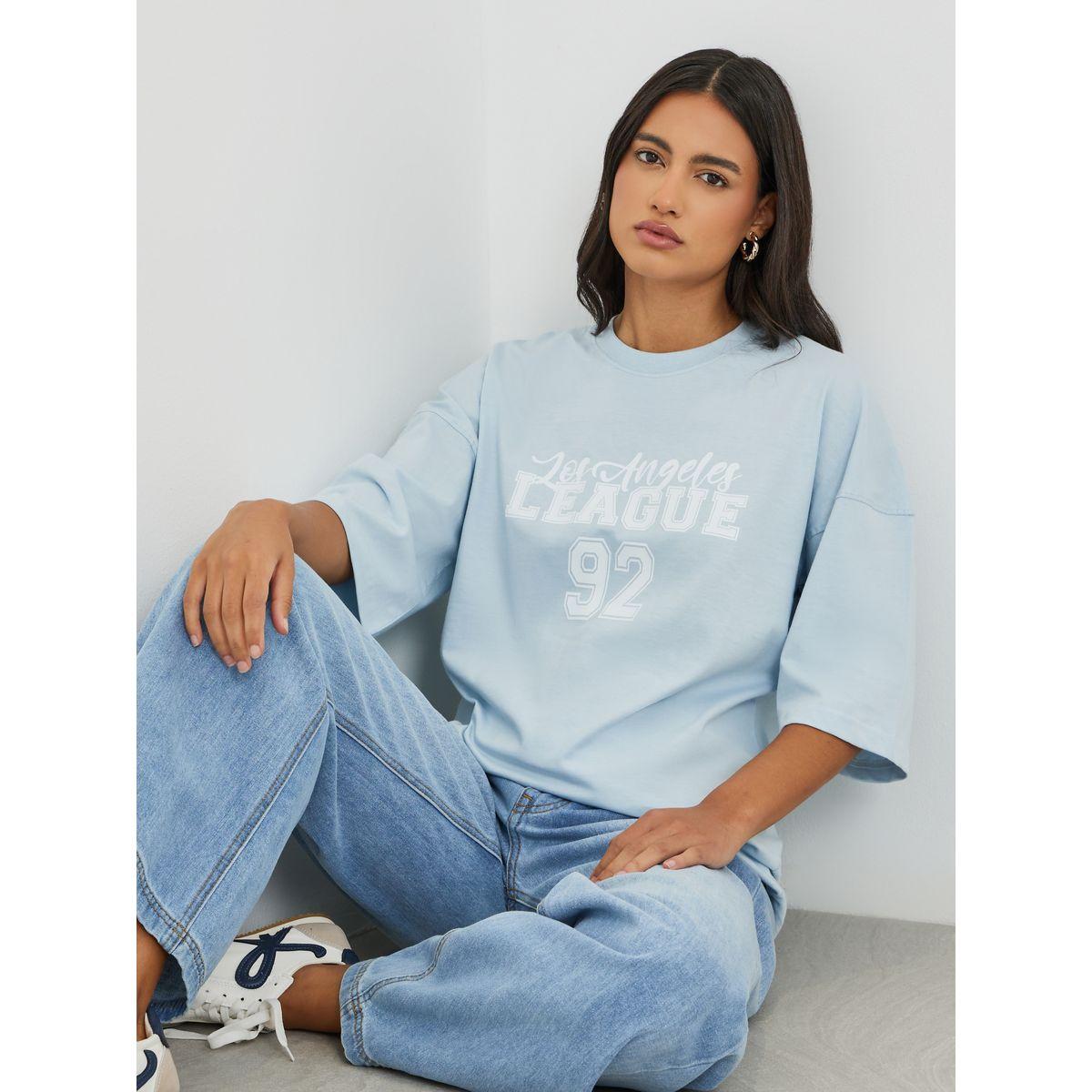 تيشيرت فضفاض بطبعة كتابة وأكتاف مبالغ فيها-women-clothing-tshirts-image-1