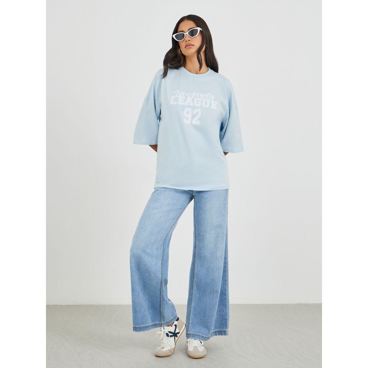 تيشيرت فضفاض بطبعة كتابة وأكتاف مبالغ فيها-women-clothing-tshirts-image-2