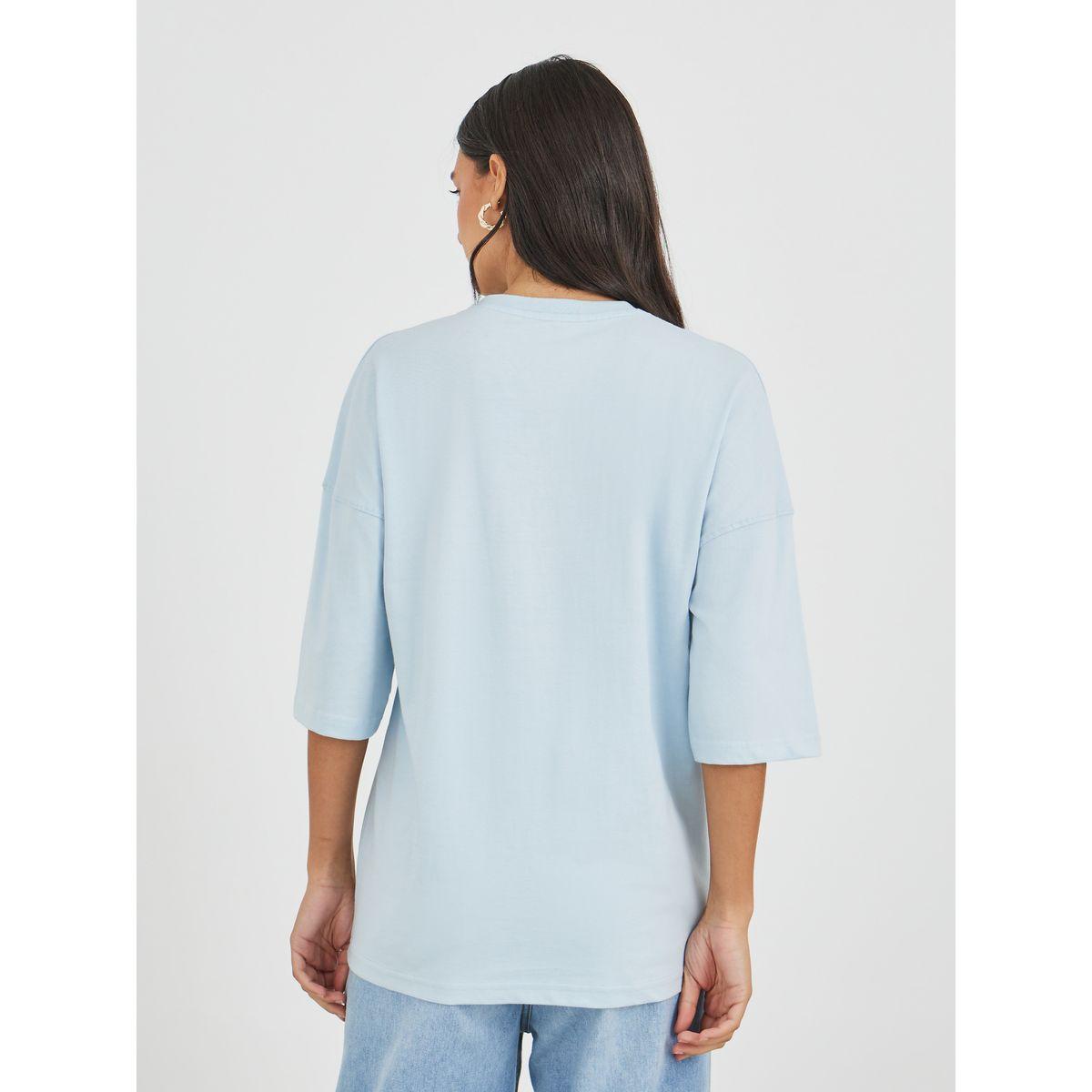 تيشيرت فضفاض بطبعة كتابة وأكتاف مبالغ فيها-women-clothing-tshirts-image-4