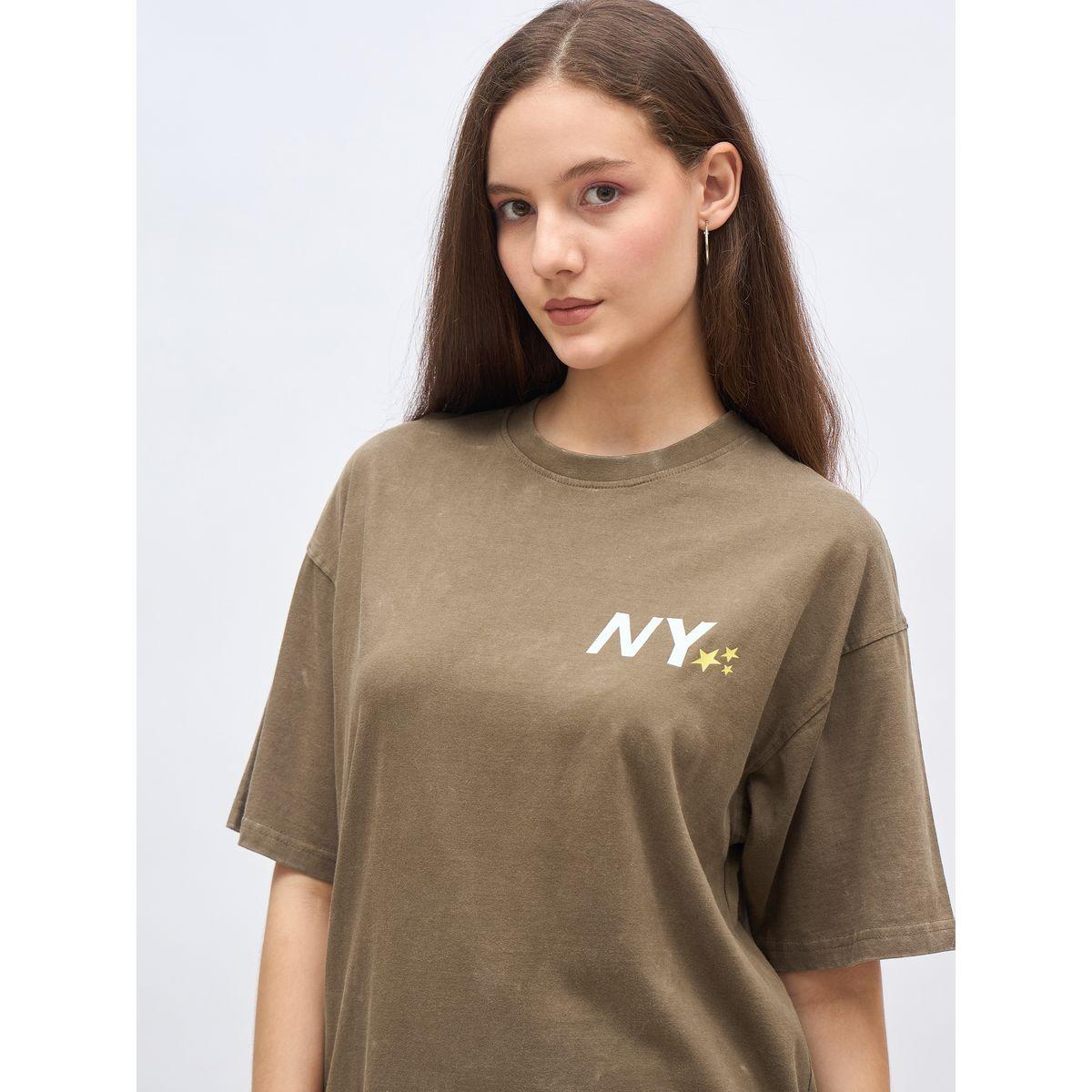 تيشيرت فضفاض بطبعة كتابة وتفاصيل مشطوفة-women-clothing-tshirts-image-4
