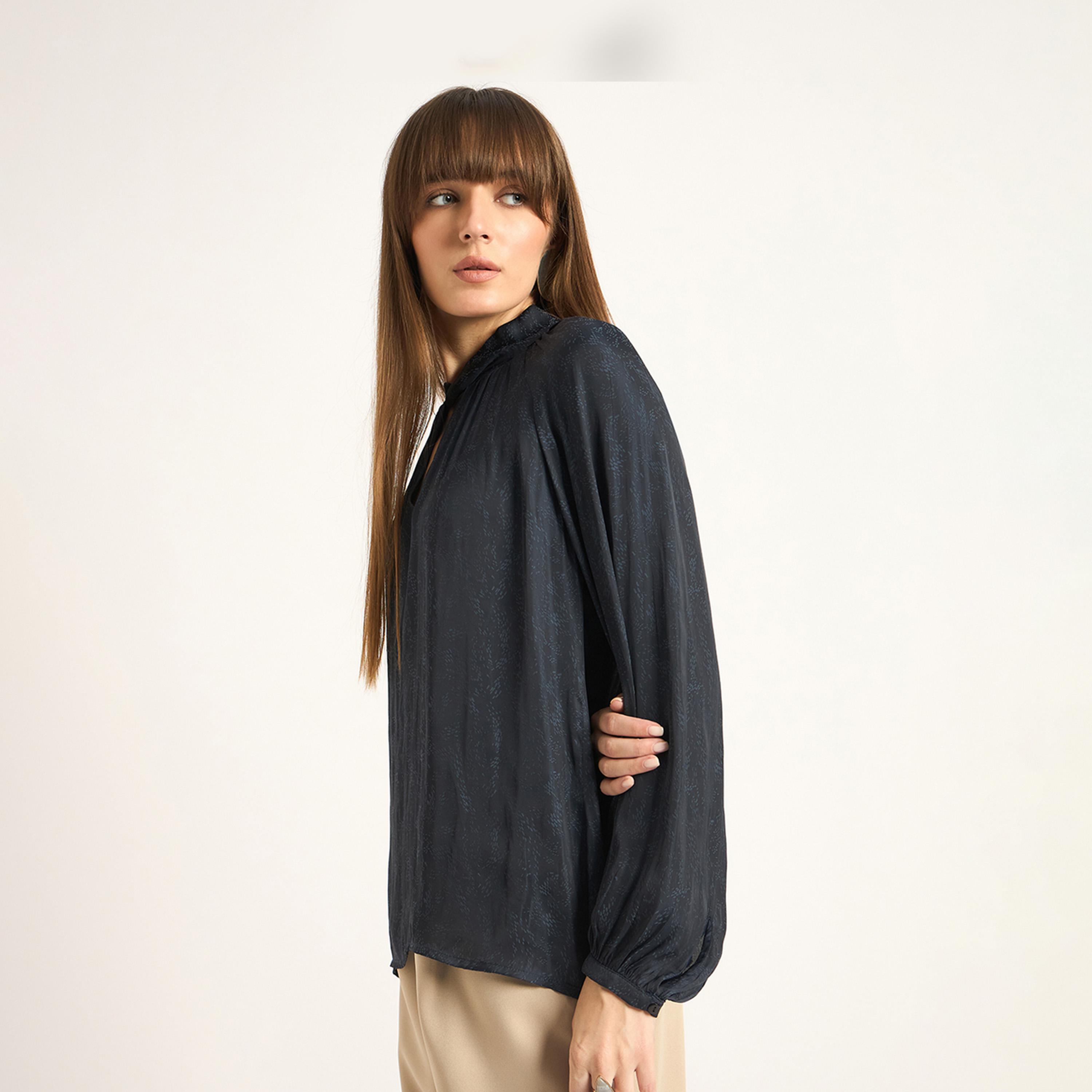 فيميلا × ستايلي - بلوزة ذات رقبة من الساتان وتفاصيل ملتوية - الأزرق الداكن-women-clothing-shirtsandblouses-blouses-image-3