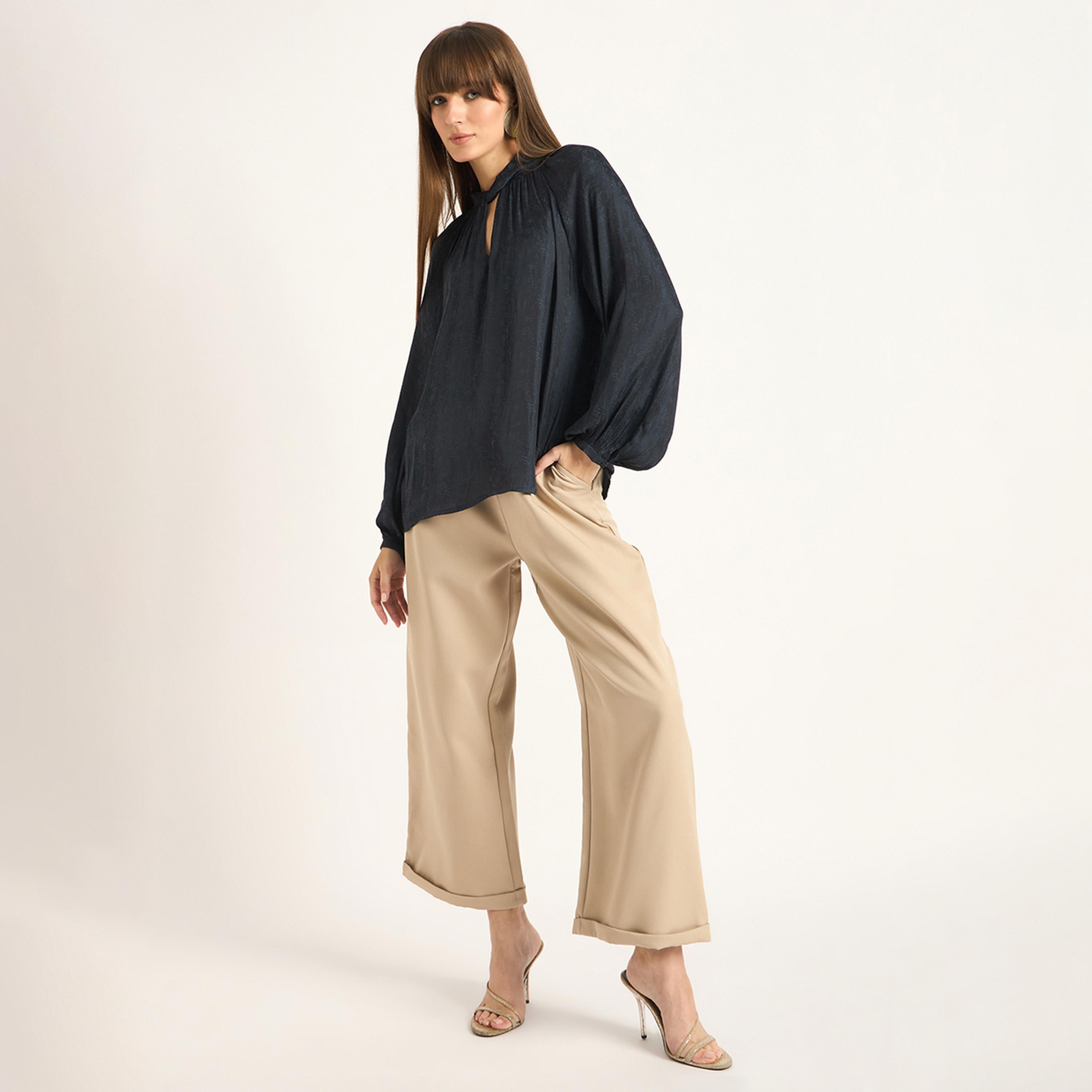 فيميلا × ستايلي - بلوزة ذات رقبة من الساتان وتفاصيل ملتوية - الأزرق الداكن-women-clothing-shirtsandblouses-blouses-image-5