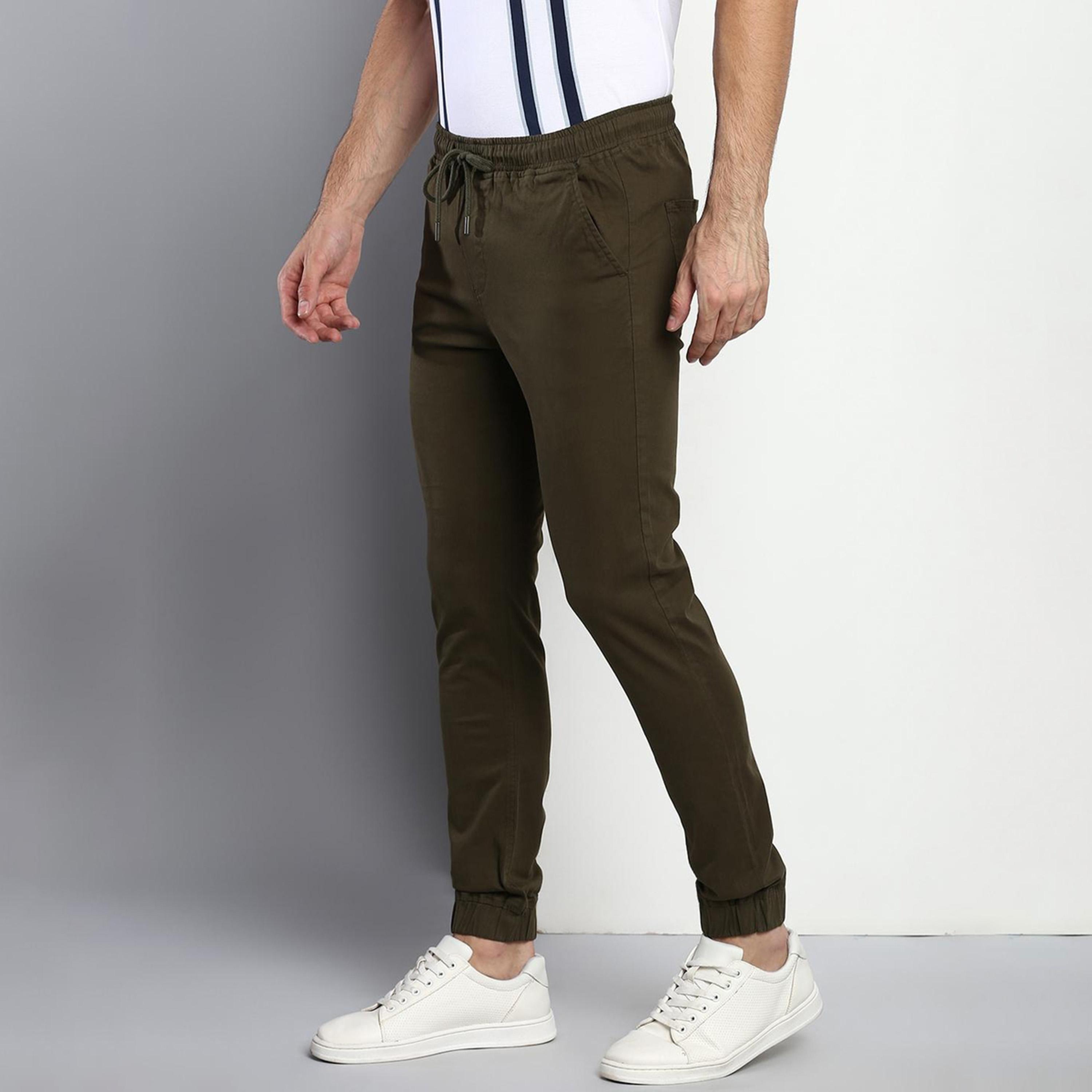 دينيس لينغو× ستايلي-  بنطال رياضي قطني بقصّة مستقيمة لون أخضر الزيتوني-men-clothing-bottoms-joggers-image-1