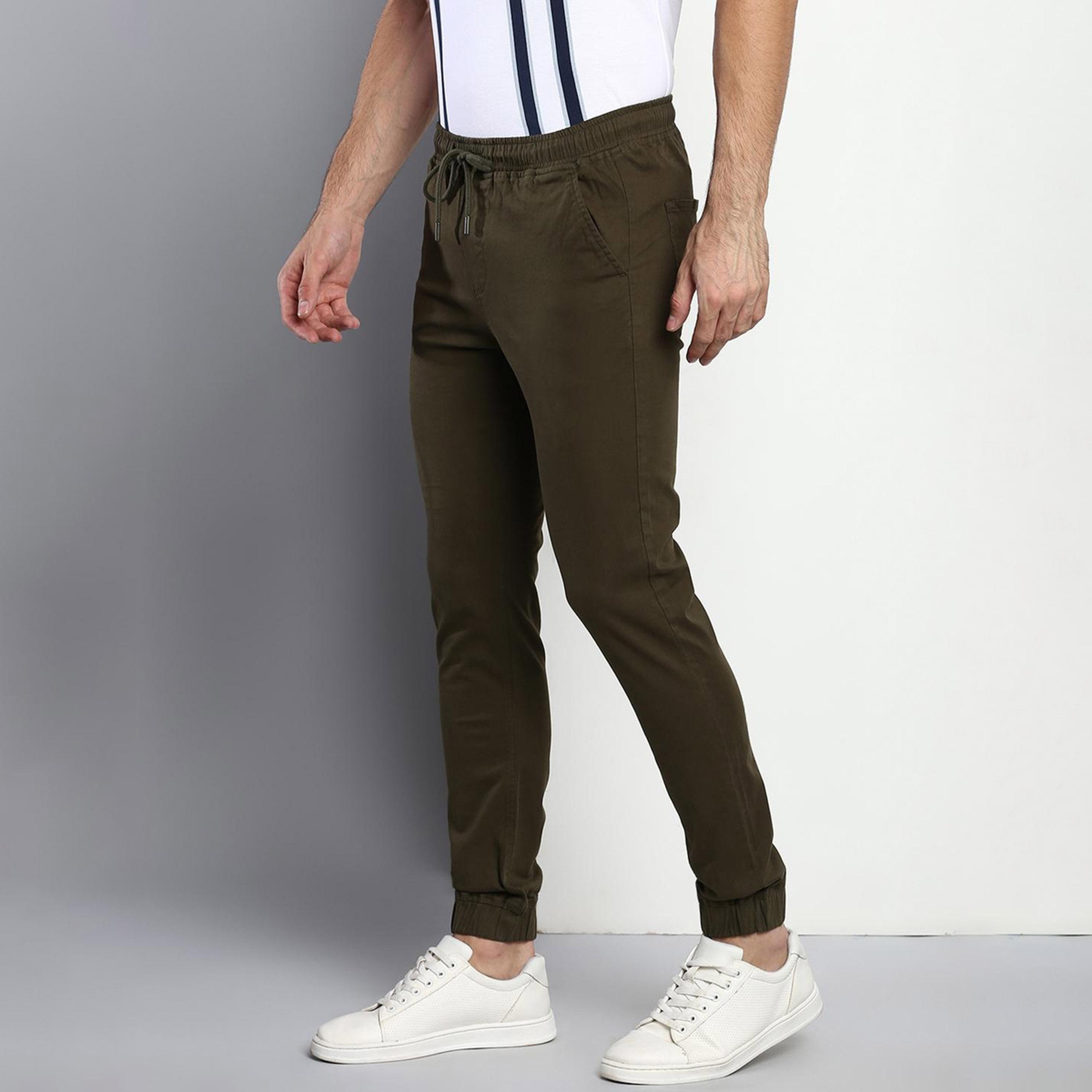 دينيس لينغو× ستايلي-  بنطال رياضي قطني بقصّة مستقيمة لون أخضر الزيتوني-men-clothing-bottoms-joggers-image-2
