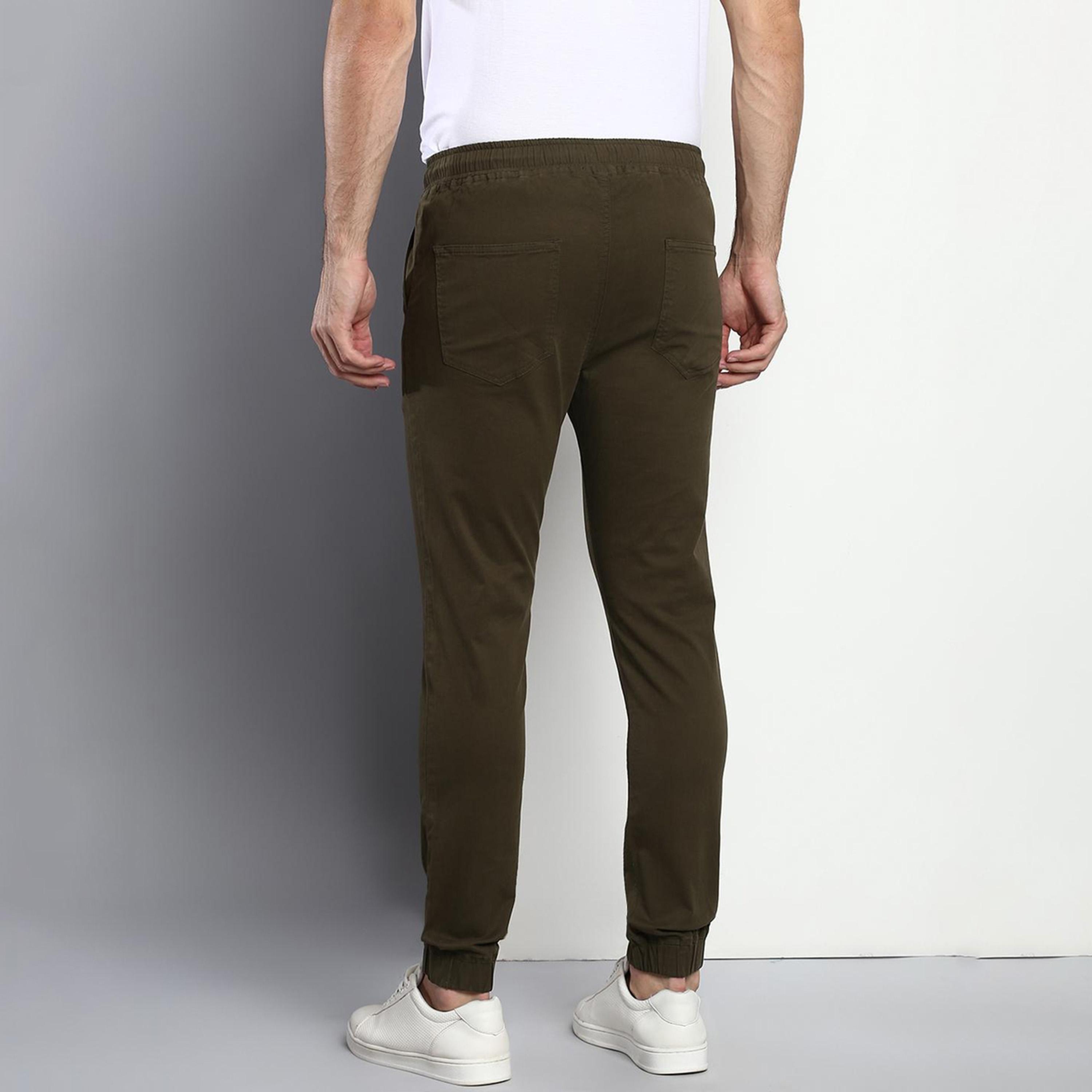 دينيس لينغو× ستايلي-  بنطال رياضي قطني بقصّة مستقيمة لون أخضر الزيتوني-men-clothing-bottoms-joggers-image-3