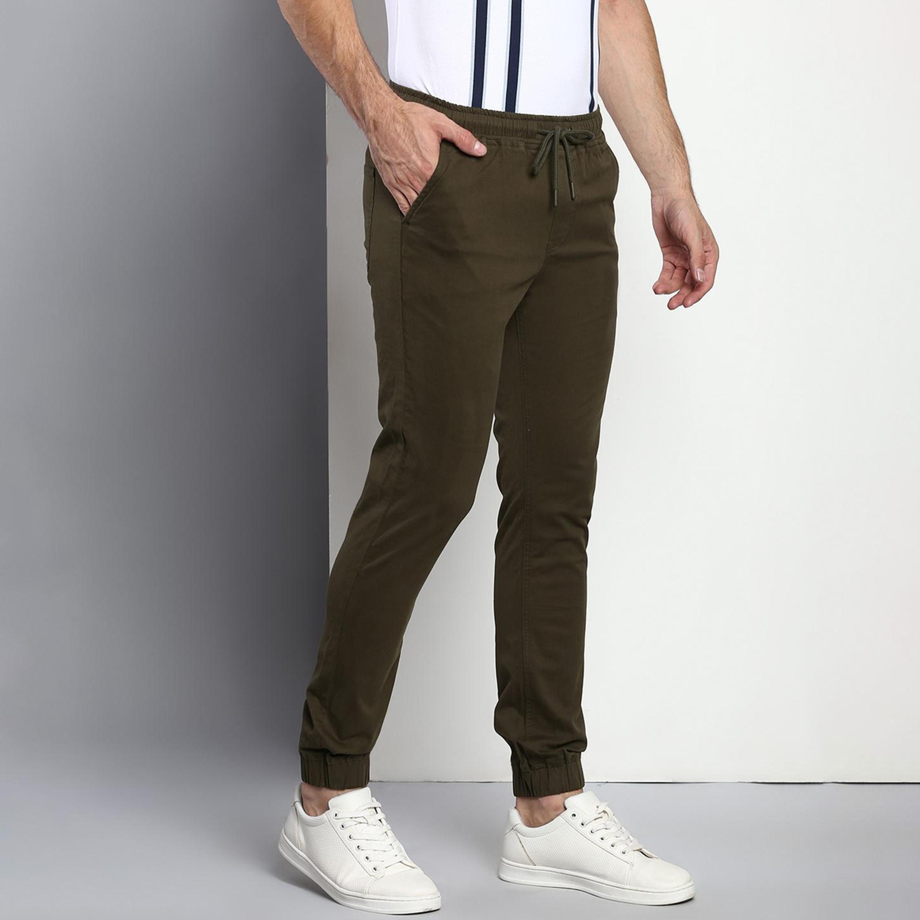 دينيس لينغو× ستايلي-  بنطال رياضي قطني بقصّة مستقيمة لون أخضر الزيتوني-men-clothing-bottoms-joggers-image-5