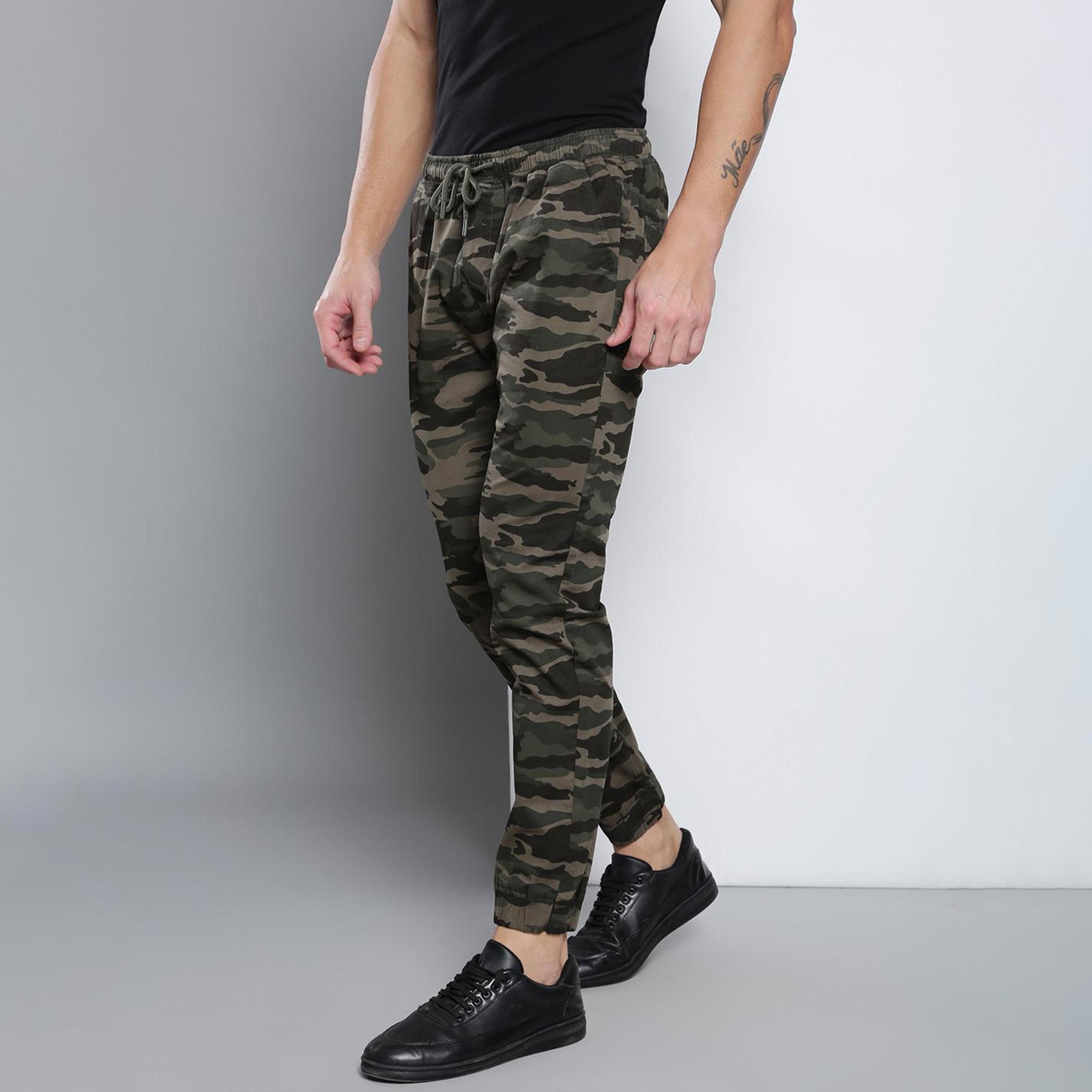 دينيس لينغو× ستايلي-  بنطال رياضي قطن بقصة مستقيمة وطبعات مموهة لون أخضر الزيتوني-men-clothing-bottoms-joggers-image-1
