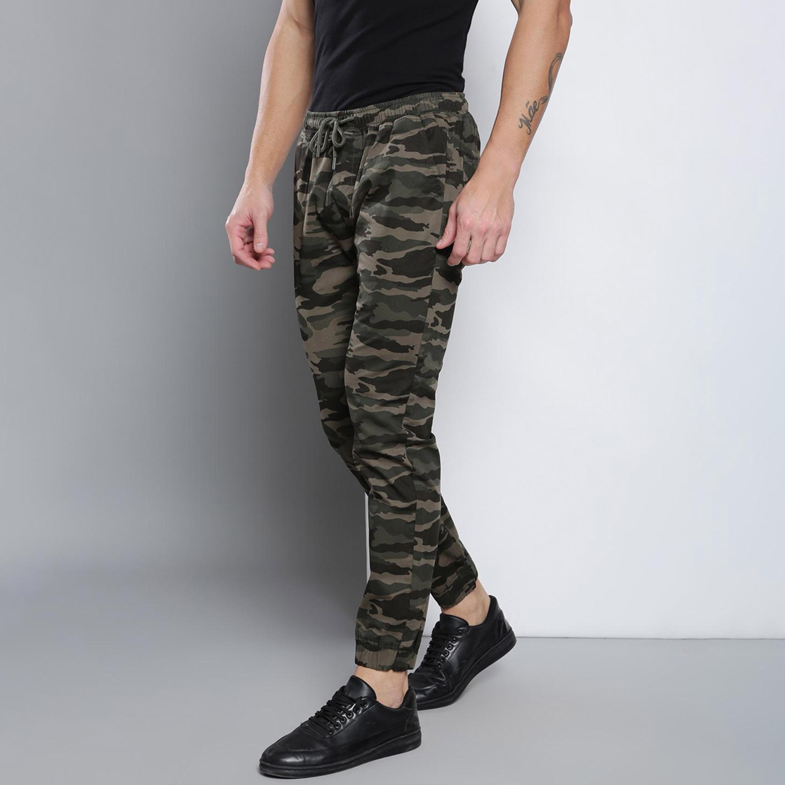 دينيس لينغو× ستايلي-  بنطال رياضي قطن بقصة مستقيمة وطبعات مموهة لون أخضر الزيتوني-men-clothing-bottoms-joggers-image-2